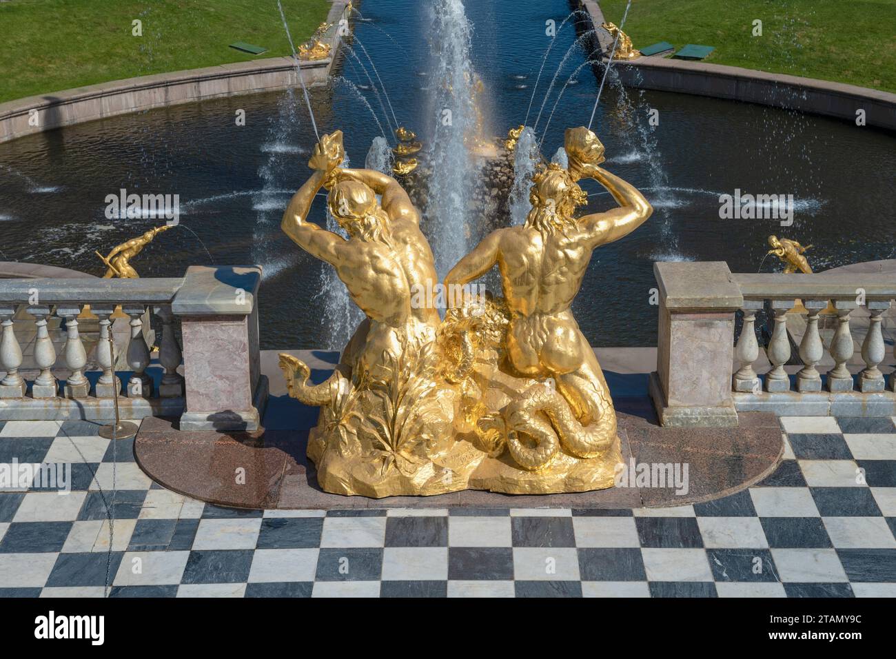 PETRODVORETS, RUSSIE - 11 MAI 2023 : composition de sculpture avec des coquilles soufflant des tritons. Fragment de la Grande Cascade des Fontaines à Peterhof Banque D'Images