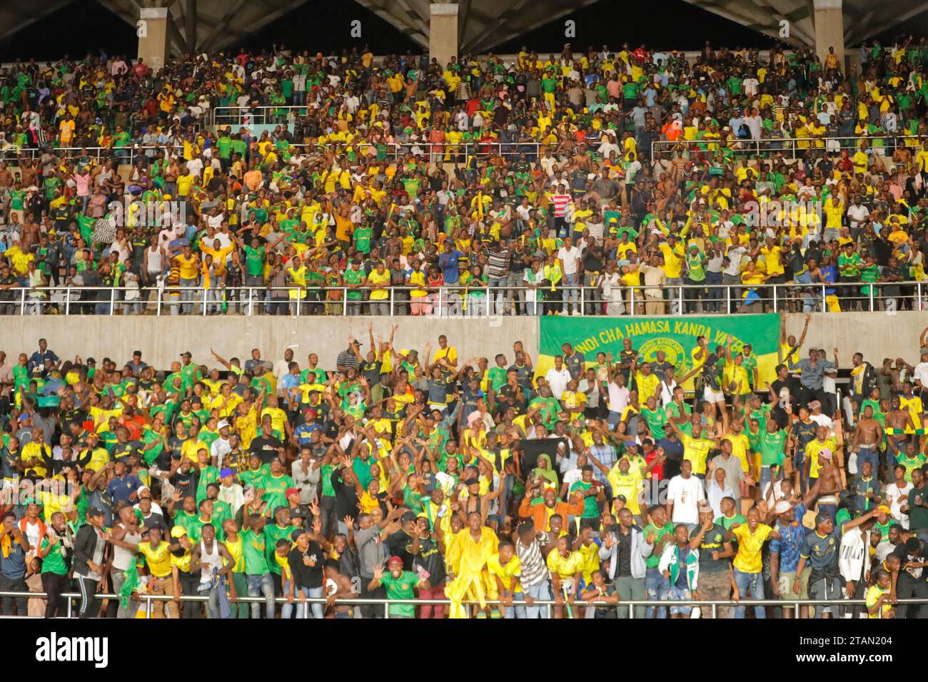 DAR ES SALAAM, TANZANIE - 5 NOVEMBRE : fans lors du match de Premier League NBC entre le Simba FC et le Yanga SC au Benjamin Mpaka Stadium le 5 novembre Banque D'Images