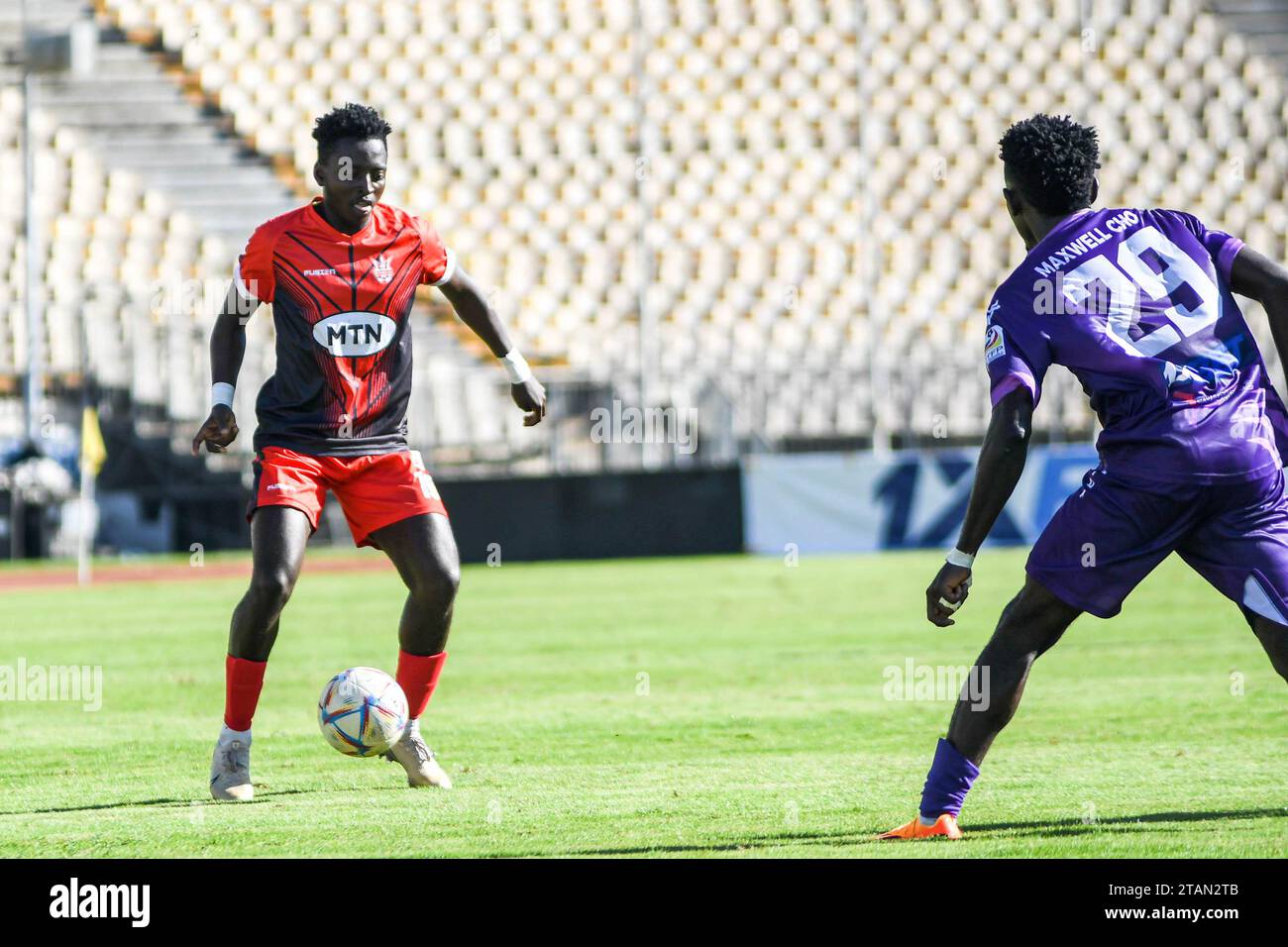 YAOUNDÉ, CAMEROUN - NOVEMBRE 5 : Emmanuel Pierre Maxwell de Fortuna et Maxwell Mbuyah Cho de Colombe lors du match MTN Cameroon Elite One Banque D'Images