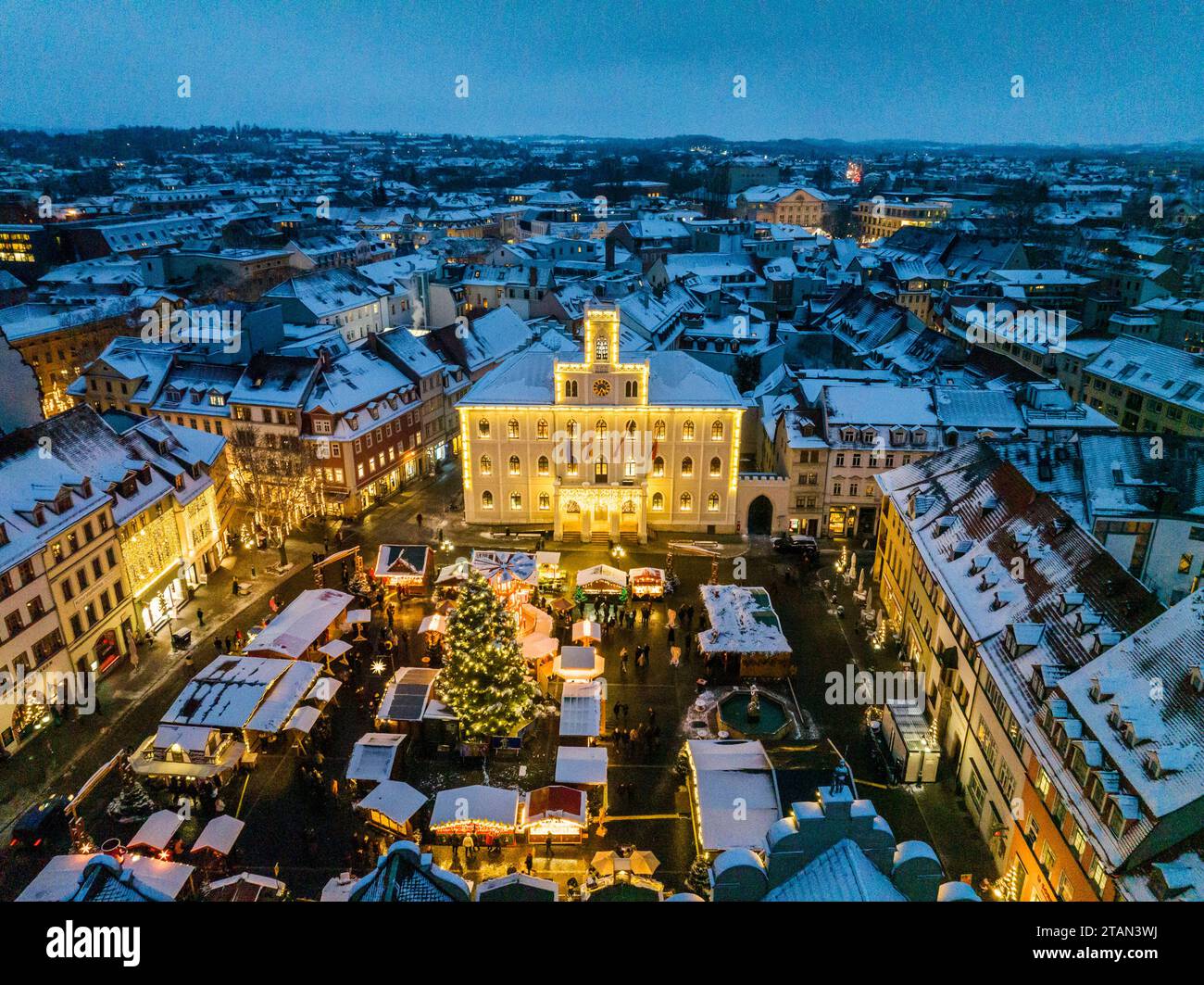 01.12.2023 Weimarer Weihnacht findet traditionell mit dem Weihnachtsmarkt auf dem Markt am historischen Rathaus statt. Bereits 1815 wurde hier der erste öffentliche Weihnachtsbaum in Deutschland aufgestellt. *** 01 12 2023 Weimar le Noël de Weimar a traditionnellement lieu avec le marché de Noël sur la place du marché près de la mairie historique le premier arbre de Noël public en Allemagne a été érigé ici en 1815 Credit : Imago/Alamy Live News Banque D'Images