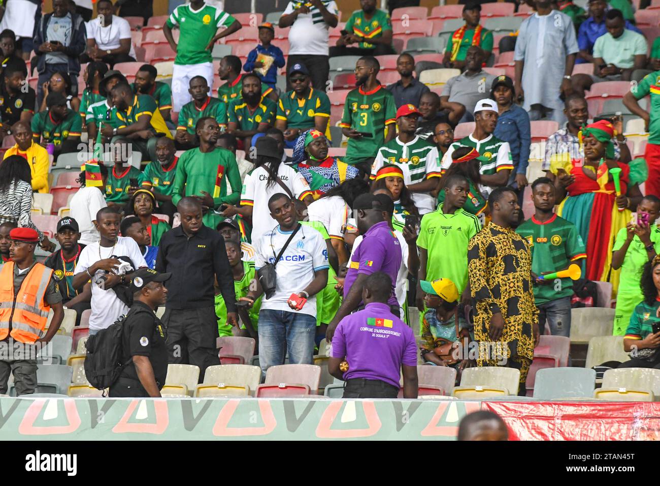 DOUALA, CAMEROUN - NOVEMBRE 17 : les supporters camerounais lors du match de qualification de la coupe du monde de la FIFA 2026 entre le Cameroun et Maurice au stade Japoma Banque D'Images