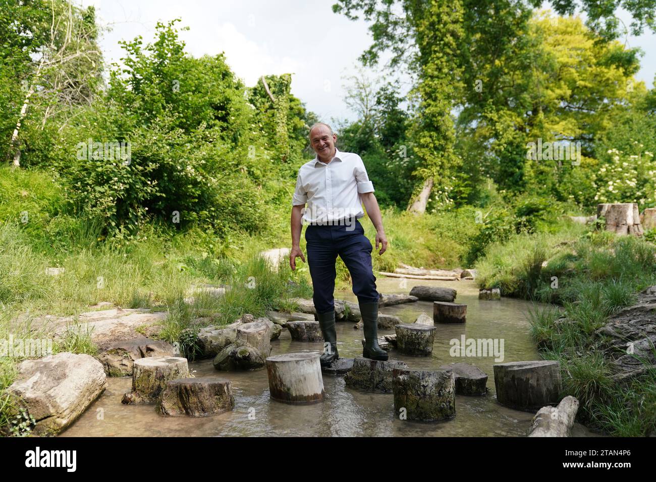 Photo du dossier datée du 12/06/2023 du leader LibDem Sir Ed Davey à Barton Spring à Barton-le-Clay. Les nageurs qui ont souffert de maladies à cause des eaux usées dans les lieux de baignade en Angleterre et au pays de Galles devraient être indemnisés, ont déclaré les libéraux démocrates. Le parti a déposé un amendement au projet de loi sur les victimes et les prisonniers du gouvernement qui, selon lui, aiderait les gens qui souffrent de la contamination des cours d'eau à obtenir des paiements. Date d'émission : samedi 2 décembre 2023. Banque D'Images