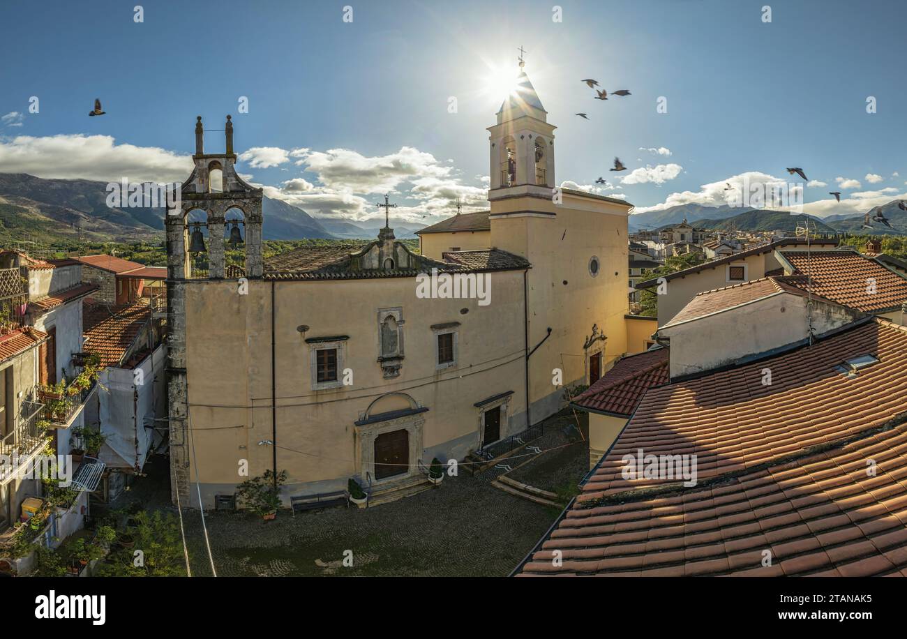 Vue du dessus de la petite place dédiée à San Pietro Celestino et la façade avec le clocher de l'église de la SS Trinità. Abruzzes Banque D'Images