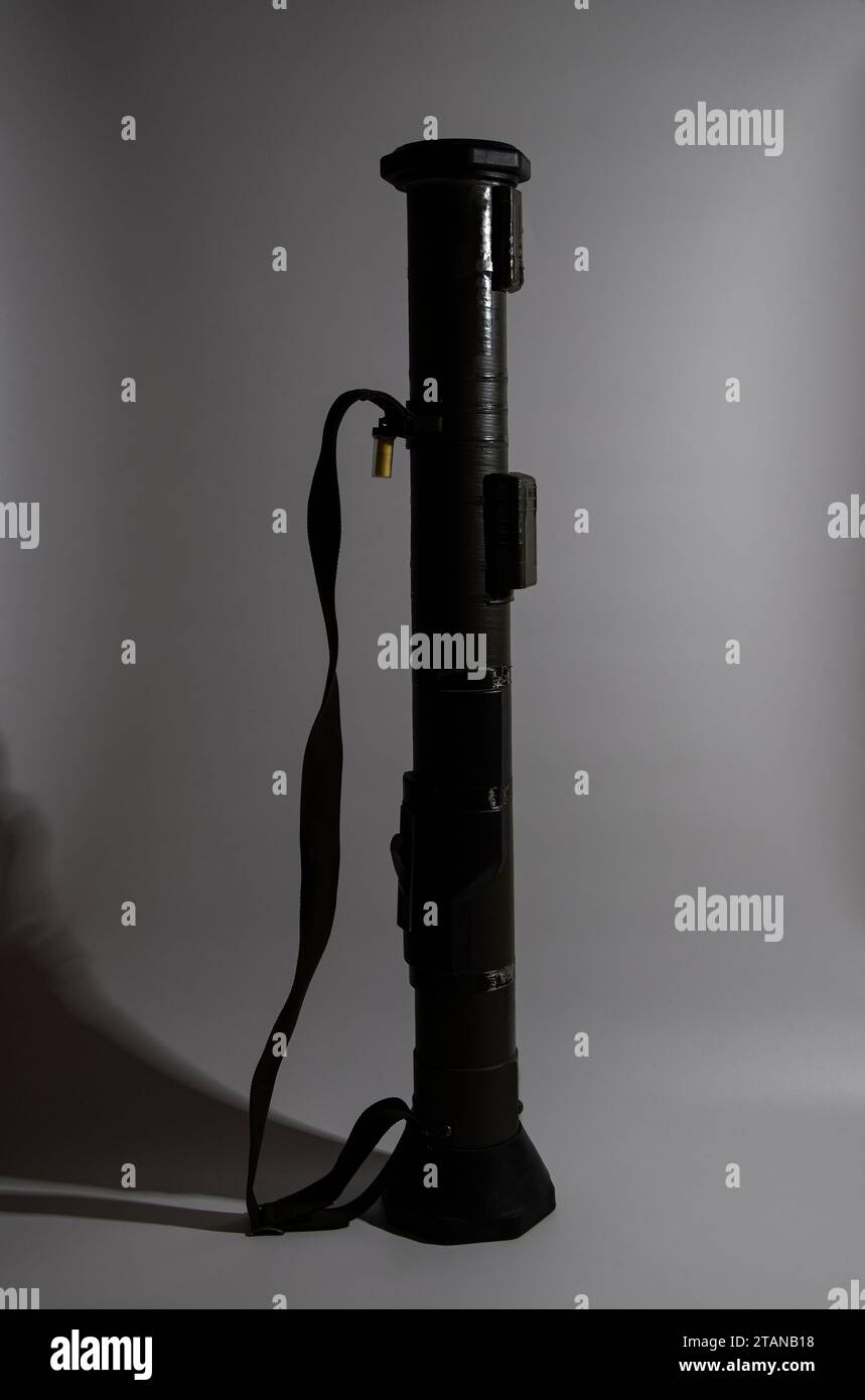 Un lance-grenades utilisé dans la guerre en Ukraine sur fond blanc dans l'ombre, arme antichar, lance-grenades de combat, guerre Banque D'Images