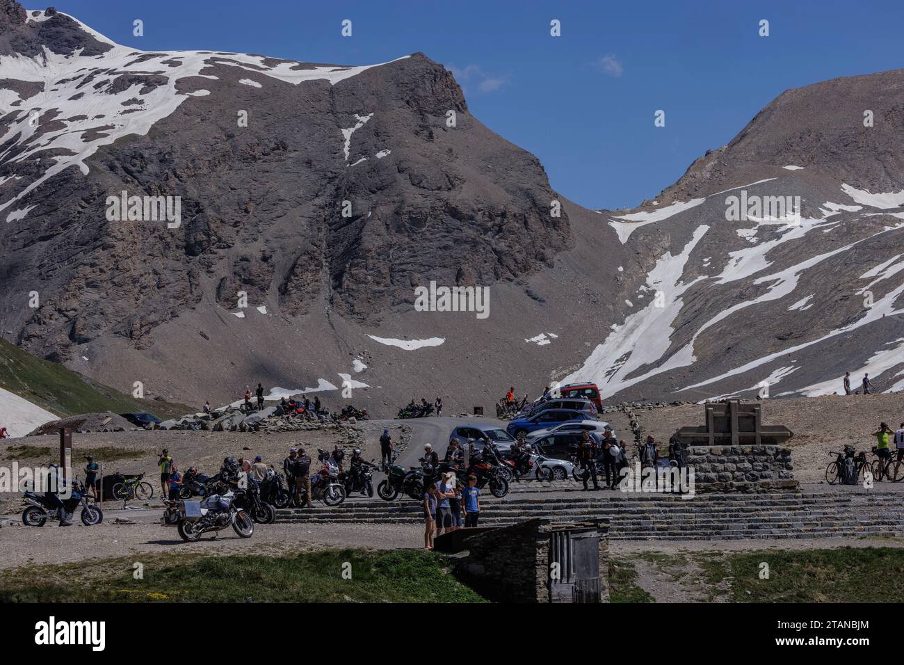 Col de l'Iseran, par une journée d'été chargée ; Alpes françaises Banque D'Images