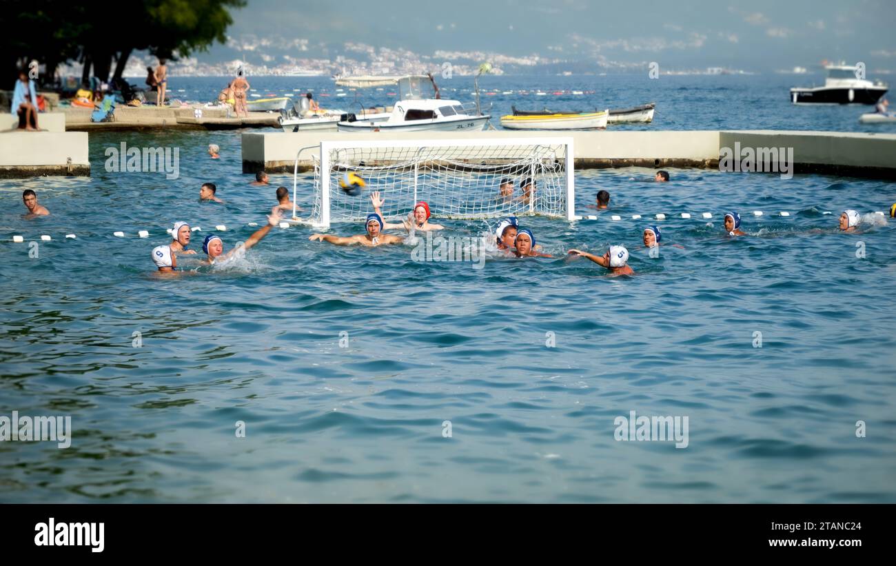 Équipe masculine de water-polo ayant un jeu dans l'eau de mer ouverte. Juillet 2023, Kotor, Monténégro Banque D'Images