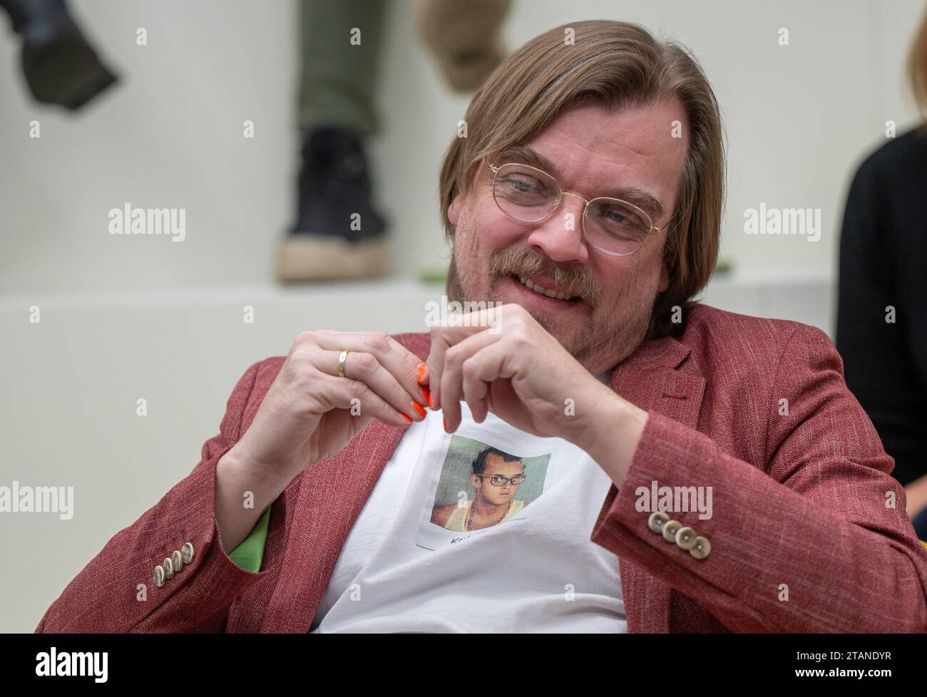 Berlin, Allemagne. 01 décembre 2023. Présentateur Nilz Bokelberg, enregistré après une table ronde dans la salle de rédaction de Deutsche presse-Agentur. Crédit : Monika Skolimowska/dpa/Alamy Live News Banque D'Images