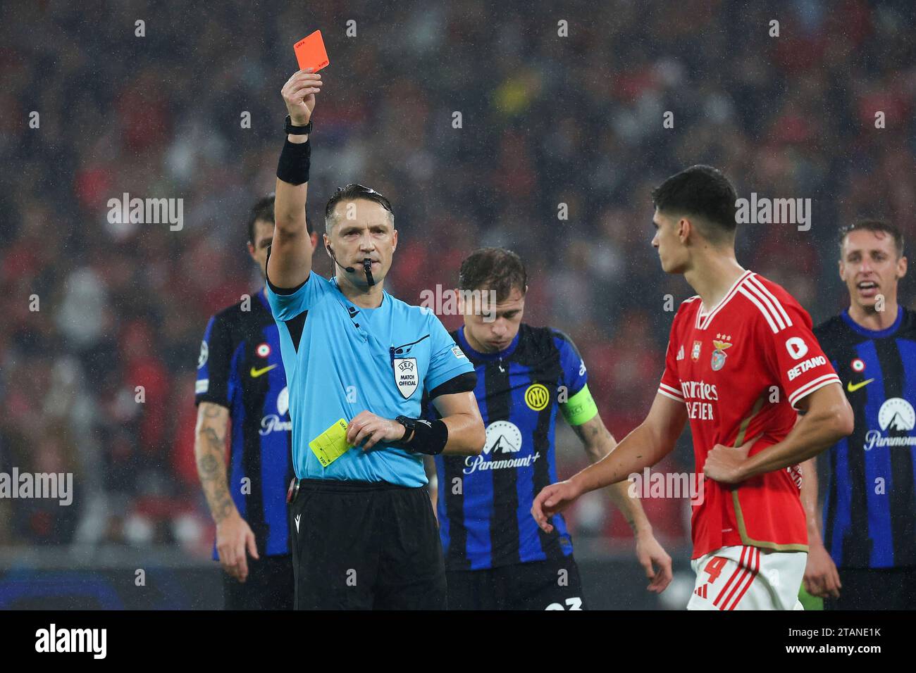 Lisboa, Portugal. 29 novembre 2023. 2023.11.29 UEFA Champions League Gruppenphase - Spieltag 5 Gruppe D SL Benfica - Inter Mailand v.l., Schiedsrichter, Referee Halil Umut Meler (TUR) zeigt die Rote Karte, Antonio Silva (S.L.Benfica), enttaeuscht, enttaeuscht schauend, déçu, traurig, frustiert, frust, gefrustet crédit : dpa/Alamy Live News Banque D'Images