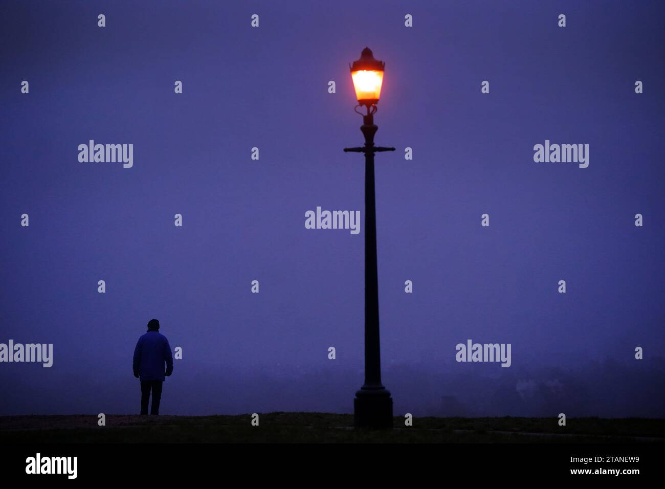 Une personne marche à travers la brume matinale sur Primrose Hill, Londres. Des avertissements météorologiques éparpillés pour la neige et la glace sont en place dans tout le Royaume-Uni alors que les températures ont chuté sous le point de congélation pendant la nuit. Le met Office a émis des avertissements jaunes jusqu'à samedi matin pour la côte nord et le sud-ouest de l'Écosse, ainsi que pour le sud-ouest et la côte est de l'Angleterre. Date de la photo : Samedi 2 décembre 2023. Banque D'Images