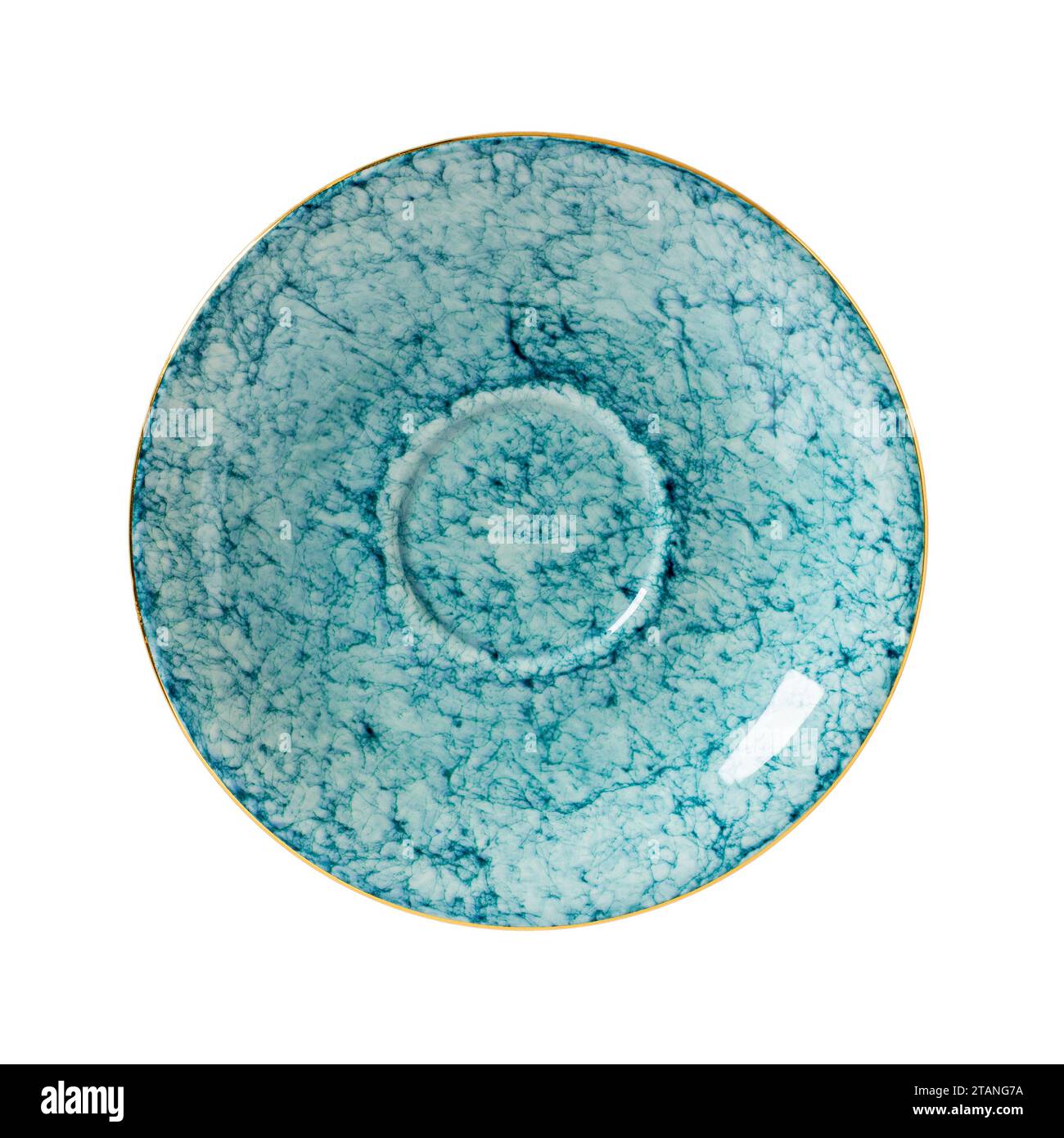 Découpe vide de soucoupe en porcelaine bleue. Belle assiette à dessert texturée de marbre turquoise isolée sur fond blanc. Vaisselle moderne en porcelaine. Banque D'Images