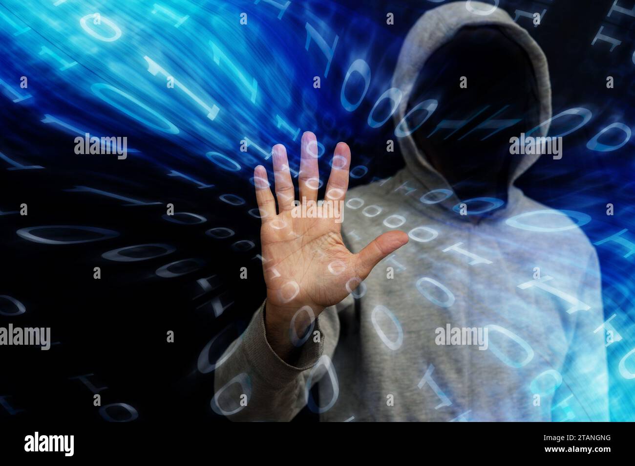 homme dans le capot avec code binaire, hacker et concept de cybercriminalité Banque D'Images