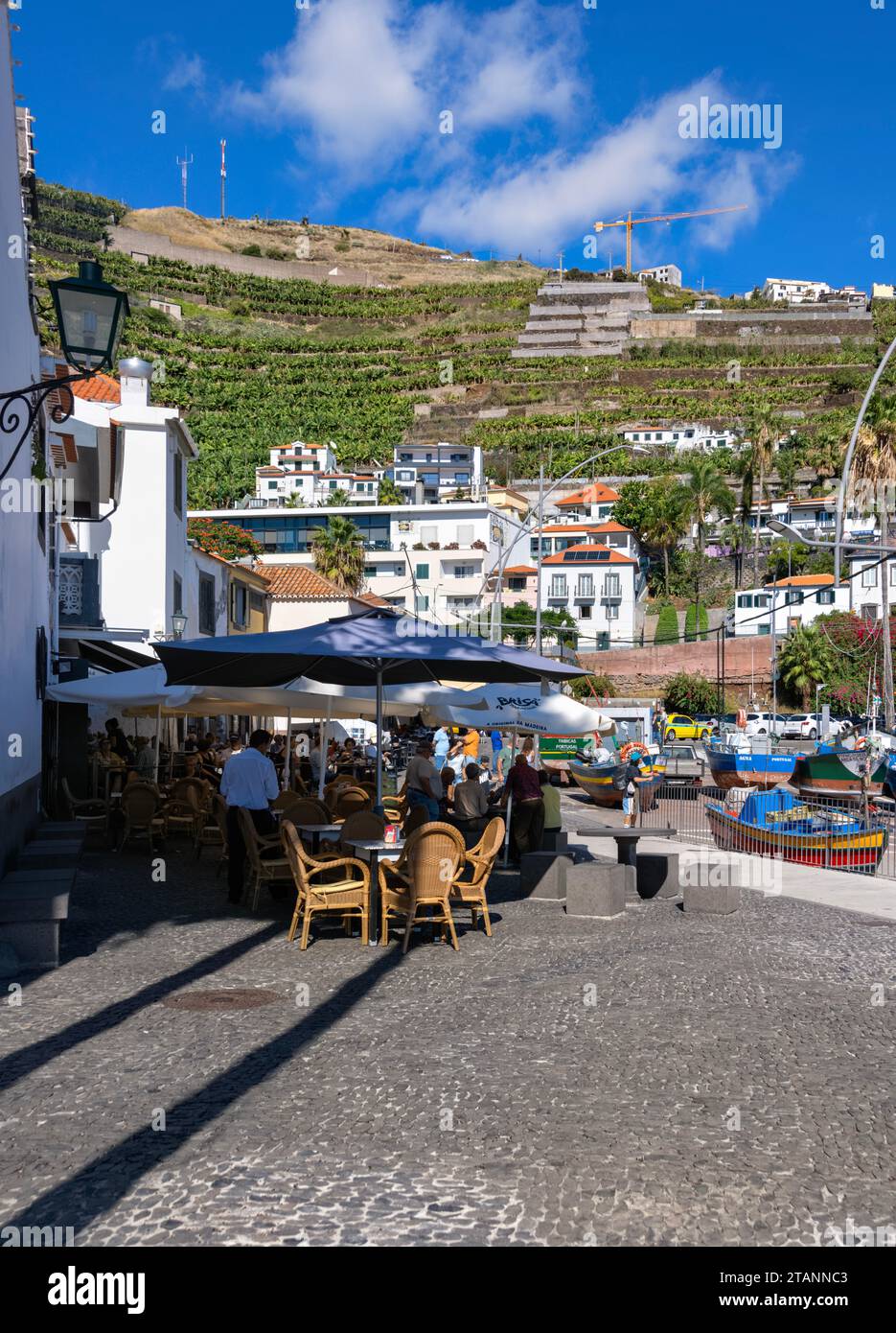 Restaurants avec des gens assis manger et boire au port de Camara de Lobos, Madère Portugal Banque D'Images