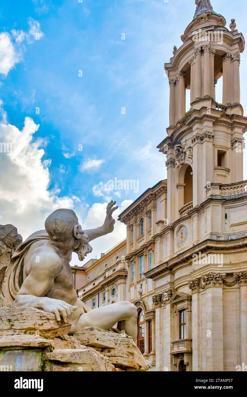 Fontana dei Quattro Fiumi et le clocher de Sant'Agnese à Agone, Rome, Italie Banque D'Images