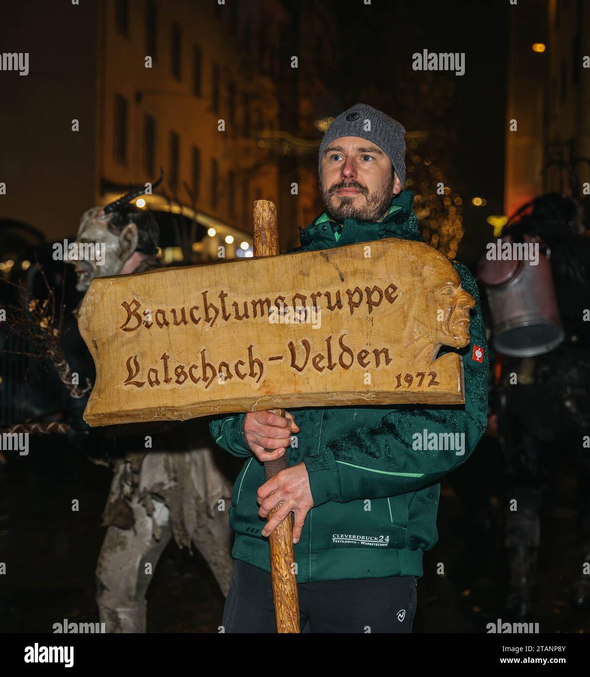 Villach, Autriche - 1 décembre 2023 : défilé de Krampuslauf, spectacle de masques de diables et tenue Nicholas, spectacle amusant dans le centre-ville, plus de 40 groupes de C Banque D'Images