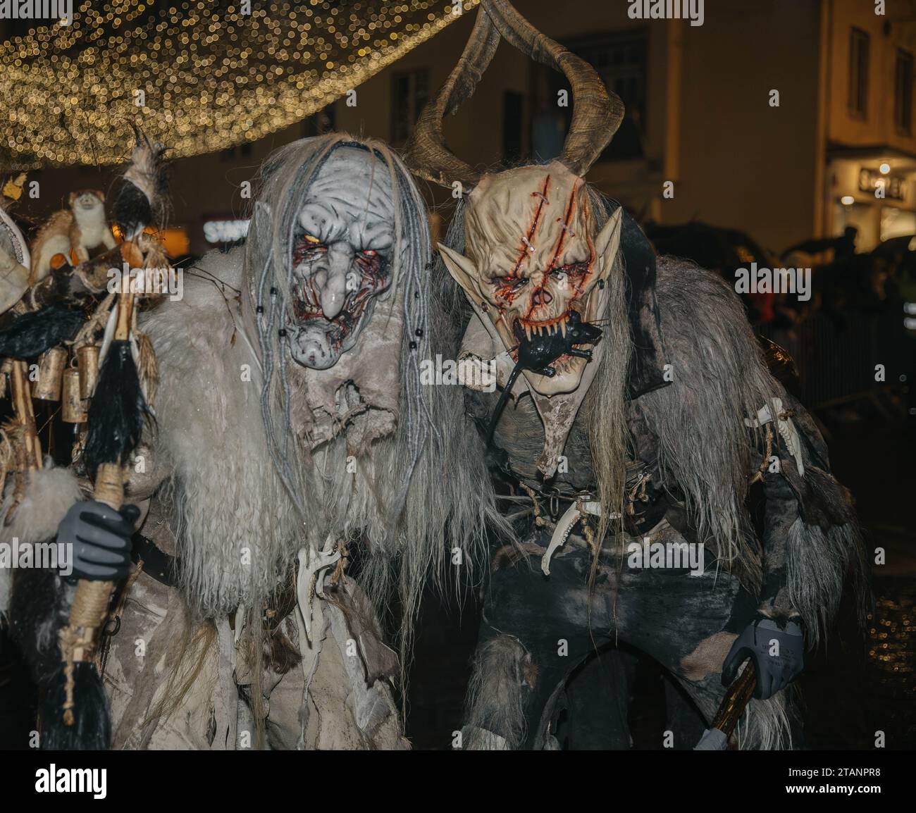 Villach, Autriche - 1 décembre 2023 : défilé de Krampuslauf, spectacle de masques de diables et tenue Nicholas, spectacle amusant dans le centre-ville, plus de 40 groupes de C Banque D'Images