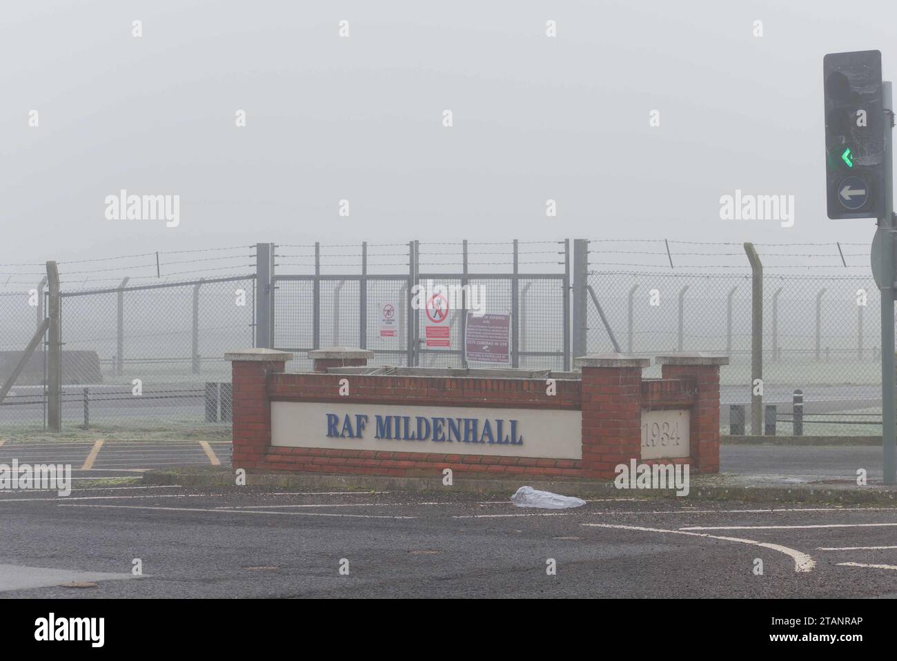 Entrée principale de la RAF Mildenhall avec plaque nominative. Un jour très brumeux. Banque D'Images