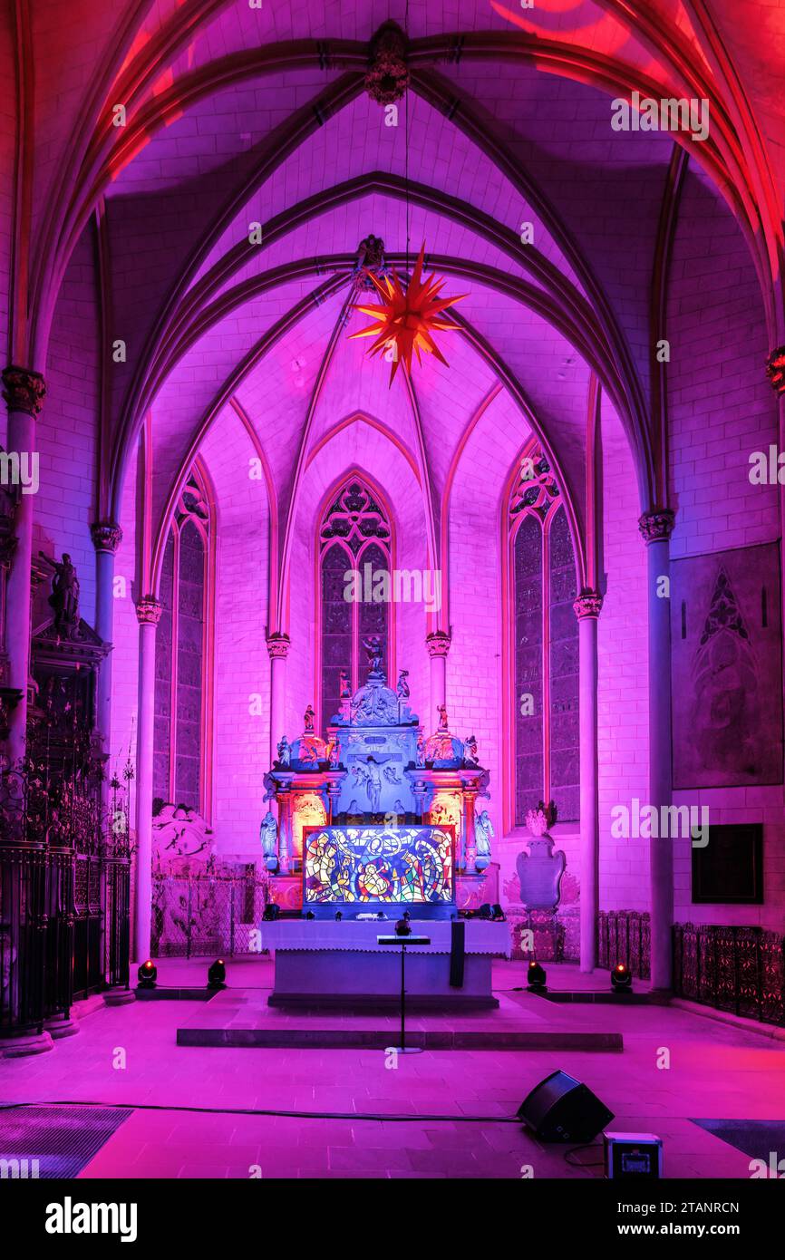 Marburg, Allemagne, 2023 : vue intérieure illuminée de l'église Sainte-Marie ou de l'église paroissiale à Noël Banque D'Images
