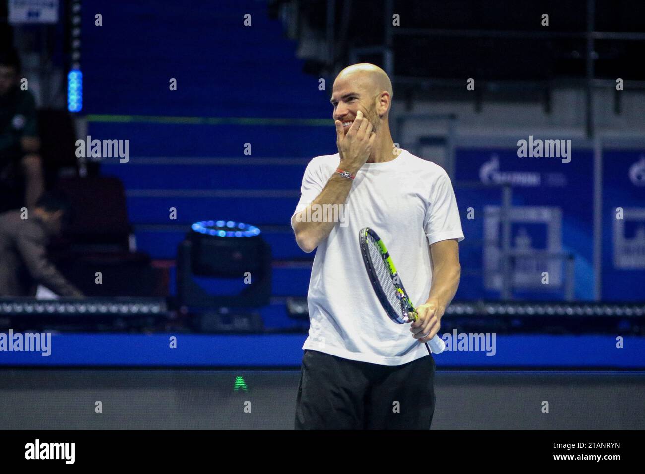 Saint-Pétersbourg, Russie. 02 décembre 2023. Adrian Mannarino de France joue contre Jeremy Laszlo de Serbie lors du match de tennis exhibition des trophées de Palmyre du Nord - Tournoi international de tennis exhibition par équipes à la KSK Arena. Score final ; Adrian Mannarino 2:1 Jeremy Laszlo. Crédit : SOPA Images Limited/Alamy Live News Banque D'Images