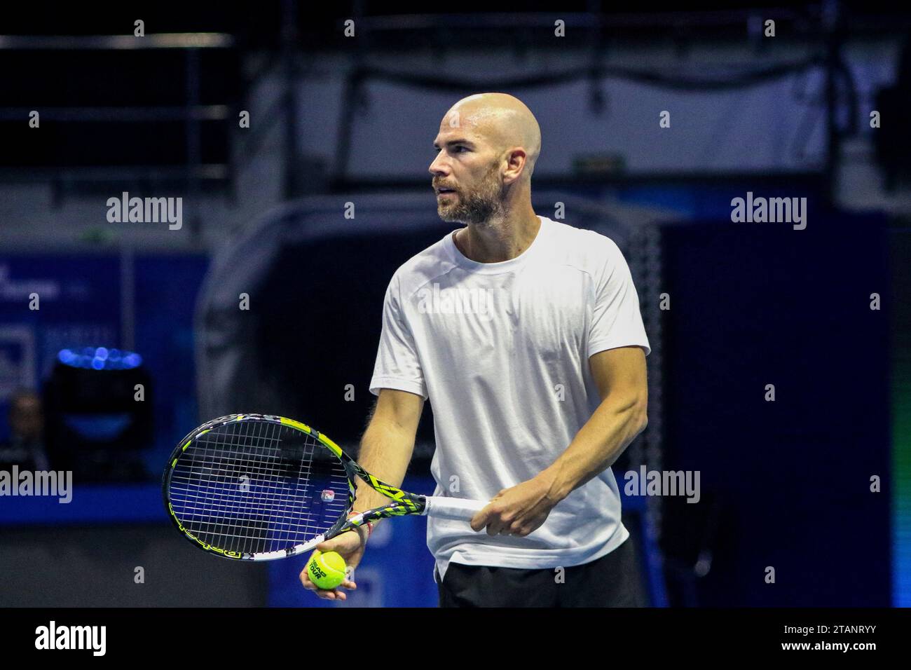 Saint-Pétersbourg, Russie. 02 décembre 2023. Adrian Mannarino de France joue contre Jeremy Laszlo de Serbie lors du match de tennis exhibition des trophées de Palmyre du Nord - Tournoi international de tennis exhibition par équipes à la KSK Arena. Score final ; Adrian Mannarino 2:1 Jeremy Laszlo. Crédit : SOPA Images Limited/Alamy Live News Banque D'Images