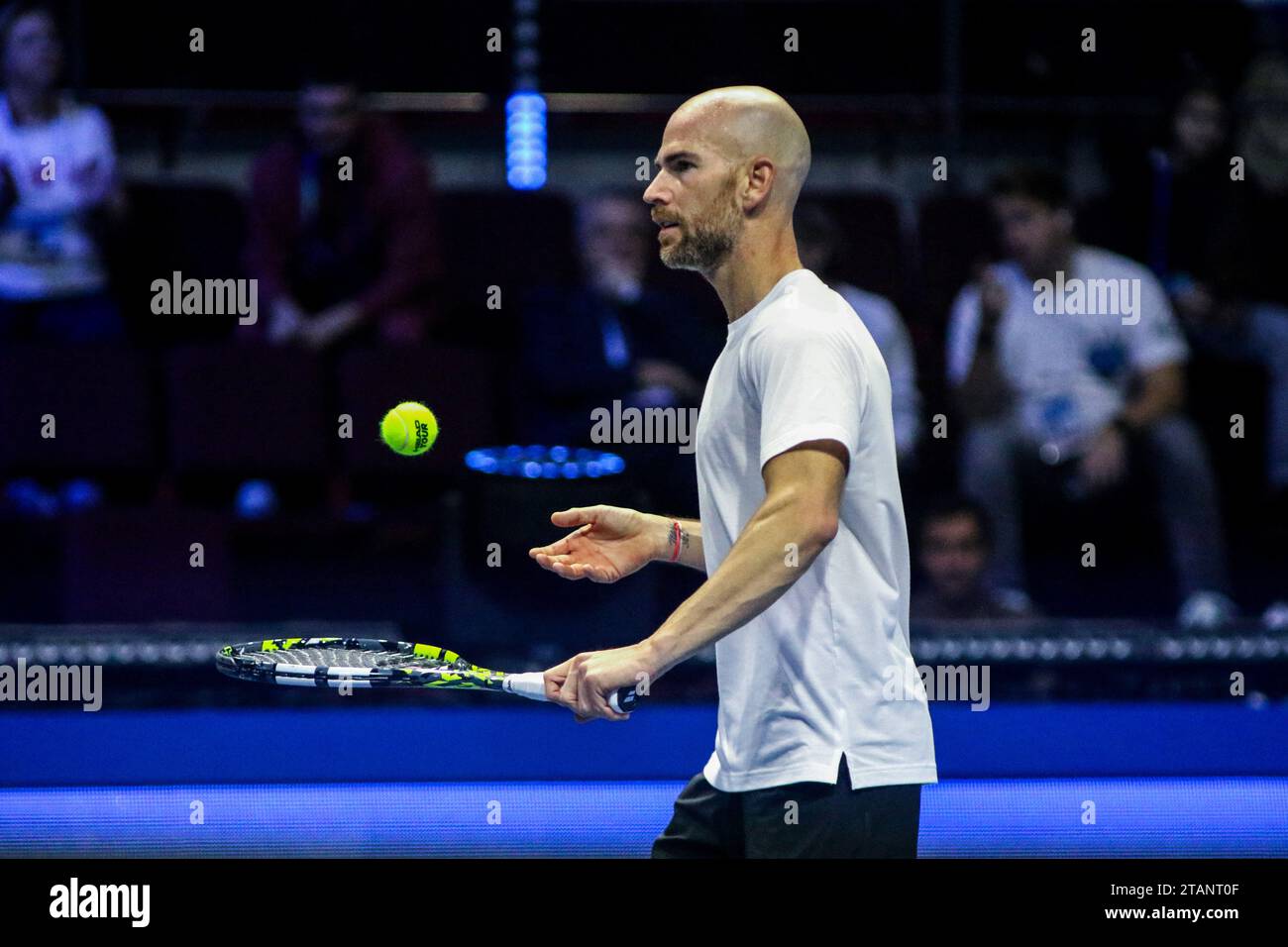 Saint-Pétersbourg, Russie. 02 décembre 2023. Adrian Mannarino de France joue contre Jeremy Laszlo de Serbie lors du match de tennis exhibition des trophées de Palmyre du Nord - Tournoi international de tennis exhibition par équipes à la KSK Arena. Score final ; Adrian Mannarino 2:1 Jeremy Laszlo. Crédit : SOPA Images Limited/Alamy Live News Banque D'Images