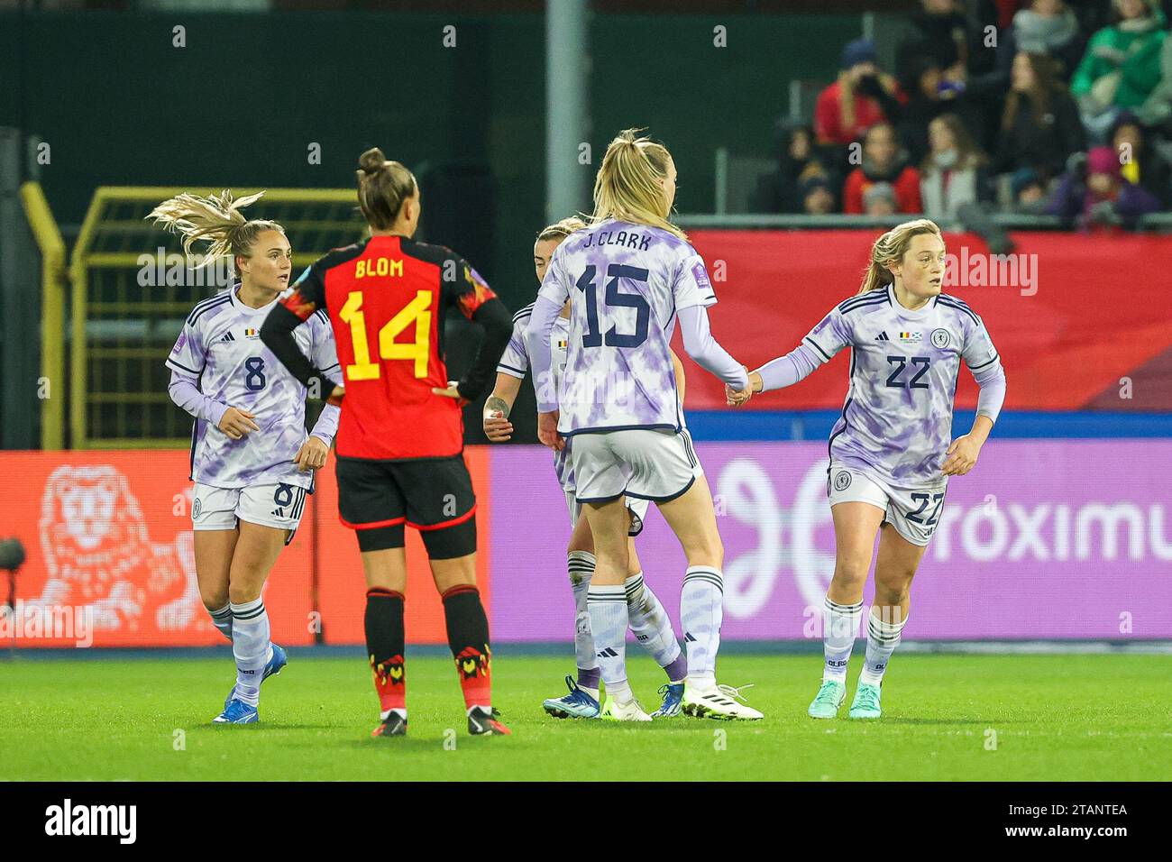 Leuven, Belgique. 01 décembre 2023. Les joueuses écossaises célèbrent le but de l'écossaise Erin Cuthbert (22 ans) lors d'un match entre l'équipe nationale féminine de Belgique, appelée les Red Flames, et l'équipe nationale féminine d'Écosse, le 5/6e match de la Ligue des Nations féminine de l'UEFA 2023-24, le vendredi 01 décembre 2023 à Leuven, Belgique. PHOTO : SEVIL OKTEM | crédit : Sportpix/Alamy Live News Banque D'Images