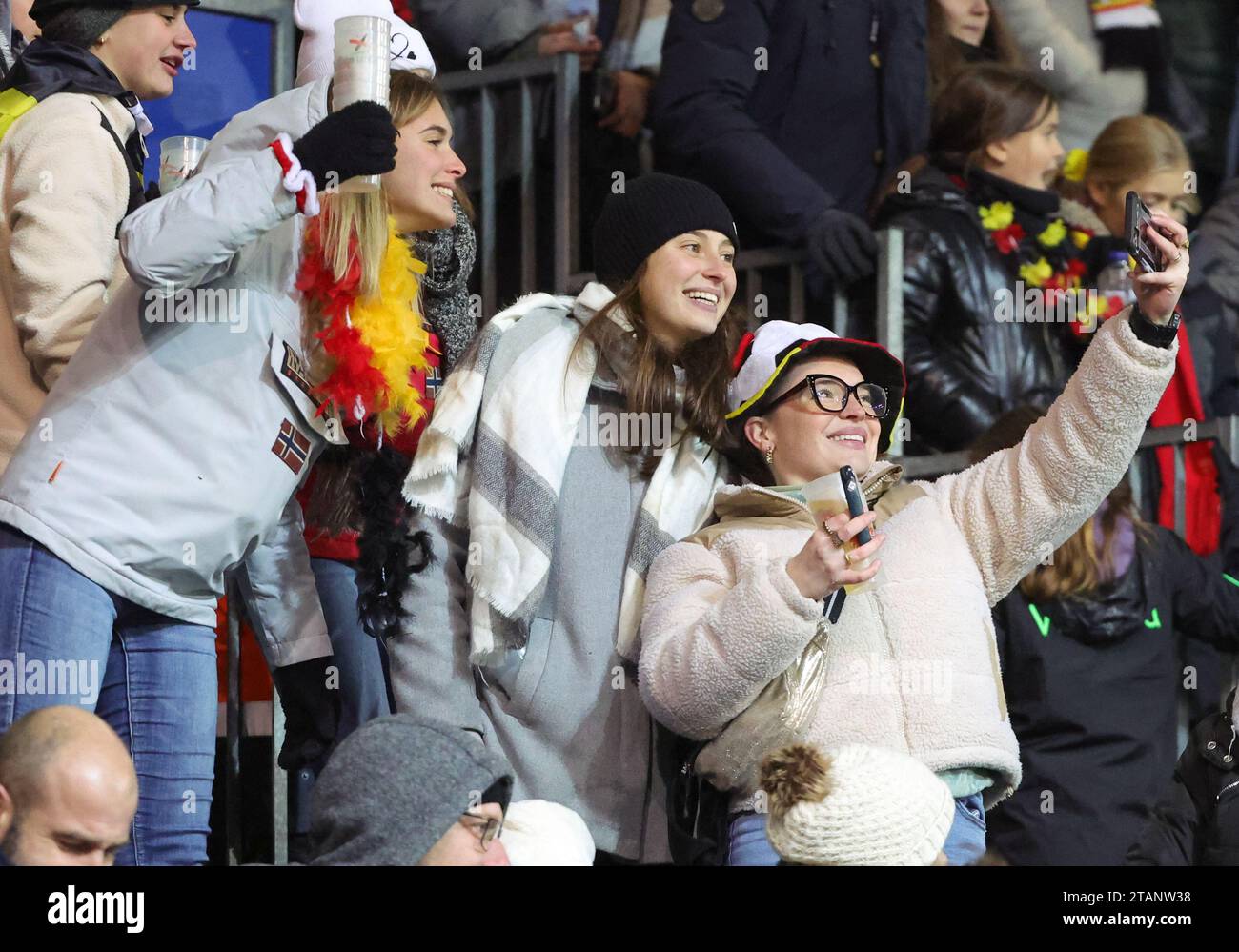 Leuven, Belgique. 01 décembre 2023. Supporters photographiés après un match entre l'équipe nationale féminine de Belgique, appelée les Red Flames, et l'équipe nationale féminine d'Écosse, match 5/6 de la compétition de l'UEFA Women's Nations League 2023-24, le vendredi 01 décembre 2023 à Leuven, Belgique. PHOTO : SEVIL OKTEM | crédit : Sportpix/Alamy Live News Banque D'Images