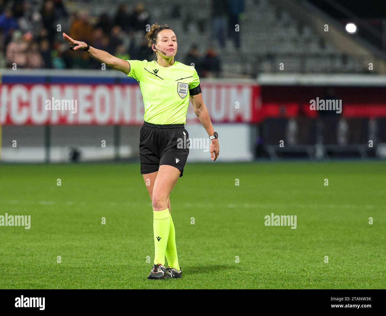 Leuven, Belgique. 01 décembre 2023. Arbitre Olatz Rivera Olmedo photographié lors d'un match entre l'équipe nationale féminine de Belgique, appelée les Red Flames, et l'équipe nationale féminine d'Écosse, match 5/6 de la compétition de la Ligue des Nations féminine de l'UEFA 2023-24, le vendredi 01 décembre 2023 à Leuven, Belgique. PHOTO : SEVIL OKTEM | crédit : Sportpix/Alamy Live News Banque D'Images