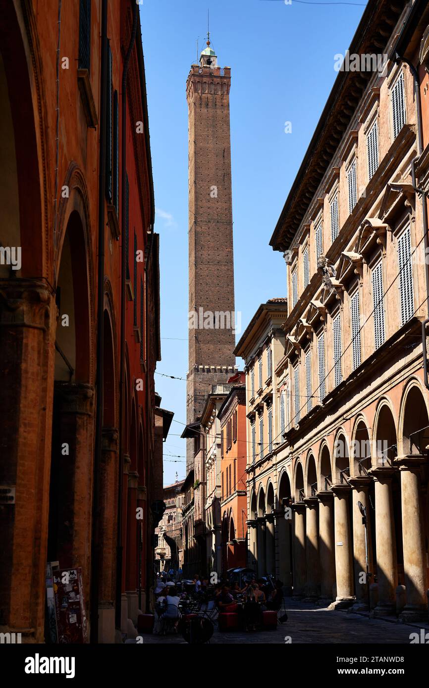 La Tour Asinelli l'une des deux tours penchées de Bologne Banque D'Images