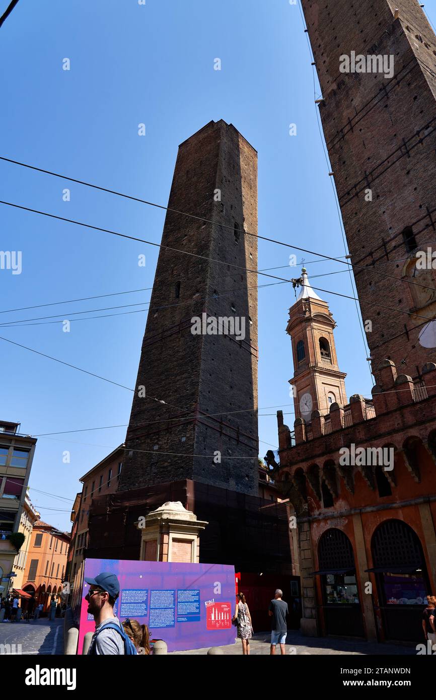 La Tour Garisenda l'une des deux tours penchées de Bologne Banque D'Images