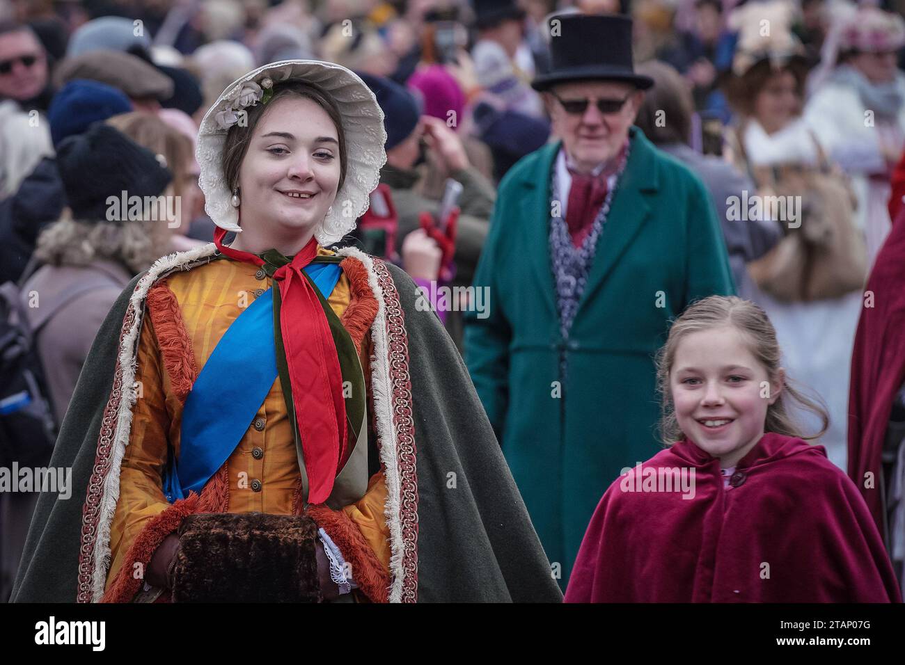 Rochester, Kent, Royaume-Uni. 2 décembre 2023. Festival de Noël Dickensian annuel à Rochester. Des centaines de personnes fréquentent la ville de Kent, beaucoup en robe d'époque frappante, qui est donné un relooking victorien festif en célébration de Charles Dickens qui a vécu là dans sa jeunesse et est revenu pour ses dernières années. Crédit : Guy Corbishley/Alamy Live News Banque D'Images