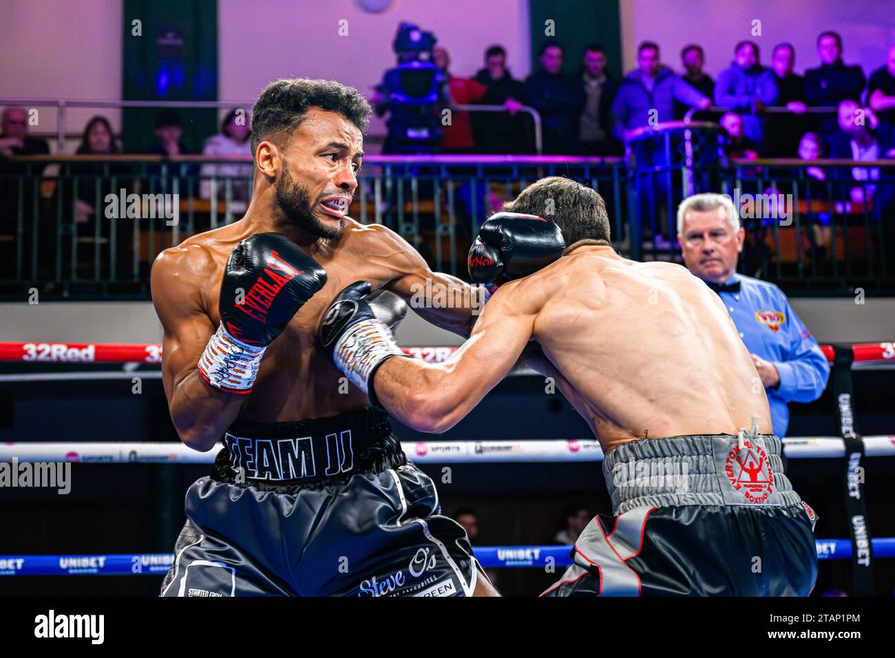 LONDRES, ROYAUME-UNI. 01 décembre 2023. Brad Strand vs Joshua John - WBC European Super-Bantamweight Championship lors du Queensberry Show Gwynne vs Marsili à York Hall le vendredi 01 décembre 2023 à LONDRES, ANGLETERRE. Crédit : Taka G Wu/Alamy Live News Banque D'Images