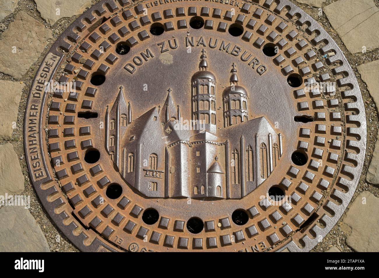 Gullideckel mit Dom, Naumburg, Sachsen-Anhalt, Deutschland *** couverture Gully avec cathédrale, Naumburg, Saxe-Anhalt, Allemagne crédit : Imago/Alamy Live News Banque D'Images