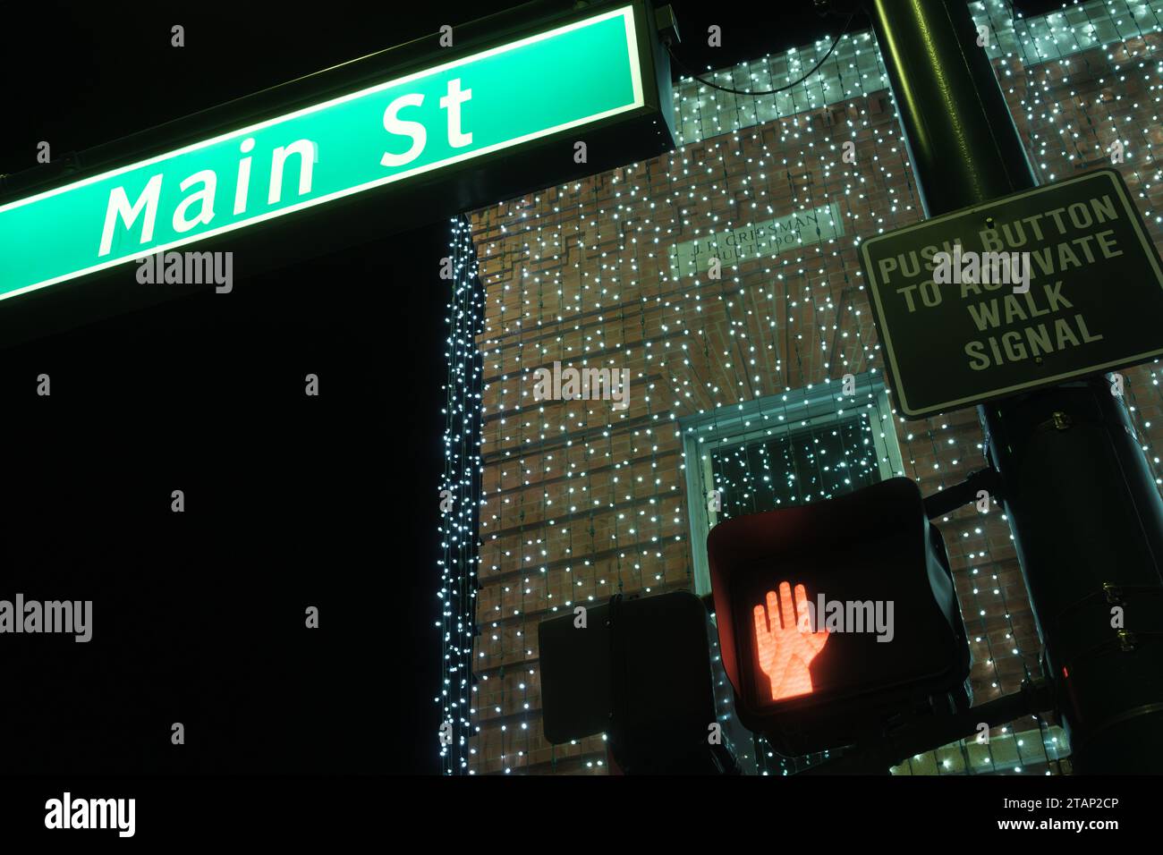 Bâtiment avec lumières de Noël au Rochester Michigan Big Bright Light Show, et panneau de main Street et panneau de passage pour piétons Banque D'Images