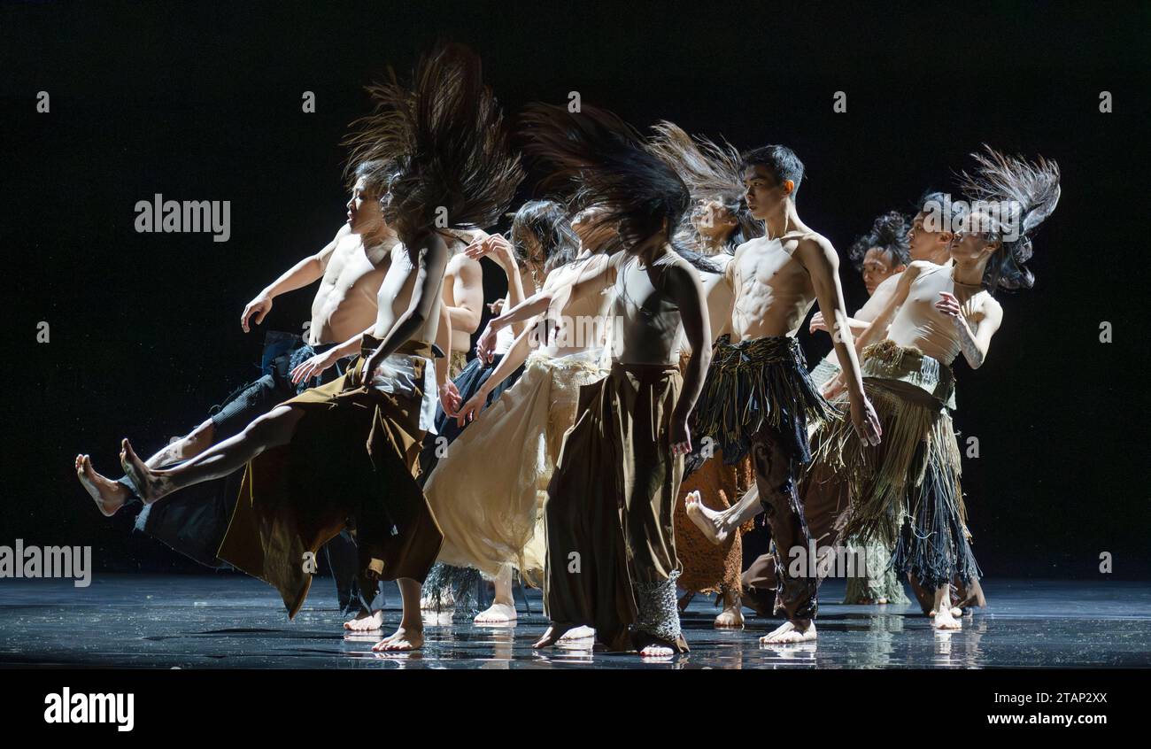 Londres, Royaume-Uni. 29 novembre 2023. Cloud Gate Dance Theatre of Taiwan présente Lunar Halo à Sadlers Wells du 30 novembre au 2 décembre 2023. Le directeur artistique de Cloud Gate, CHENG Tsung-lung, a observé pour la première fois un halo lunaire – un anneau étincelant autour de la lune – dans le ciel au-dessus de l’Islande, prédisant une tempête imminente et, à un niveau plus profond, prédit une période de changements considérables. En collaboration avec le groupe islandais Sigur Rós, CHENG explore les changements qui façonnent notre monde, en particulier notre dépendance croissante à la communication grâce aux nouvelles technologies. Crédit : Malcolm Park/Alamy Banque D'Images