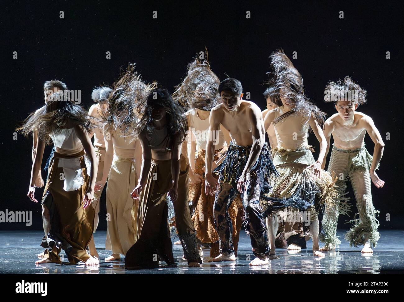 Londres, Royaume-Uni. 29 novembre 2023. Cloud Gate Dance Theatre of Taiwan présente Lunar Halo à Sadlers Wells du 30 novembre au 2 décembre 2023. Le directeur artistique de Cloud Gate, CHENG Tsung-lung, a observé pour la première fois un halo lunaire – un anneau étincelant autour de la lune – dans le ciel au-dessus de l’Islande, prédisant une tempête imminente et, à un niveau plus profond, prédit une période de changements considérables. En collaboration avec le groupe islandais Sigur Rós, CHENG explore les changements qui façonnent notre monde, en particulier notre dépendance croissante à la communication grâce aux nouvelles technologies. Crédit : Malcolm Park/Alamy Banque D'Images