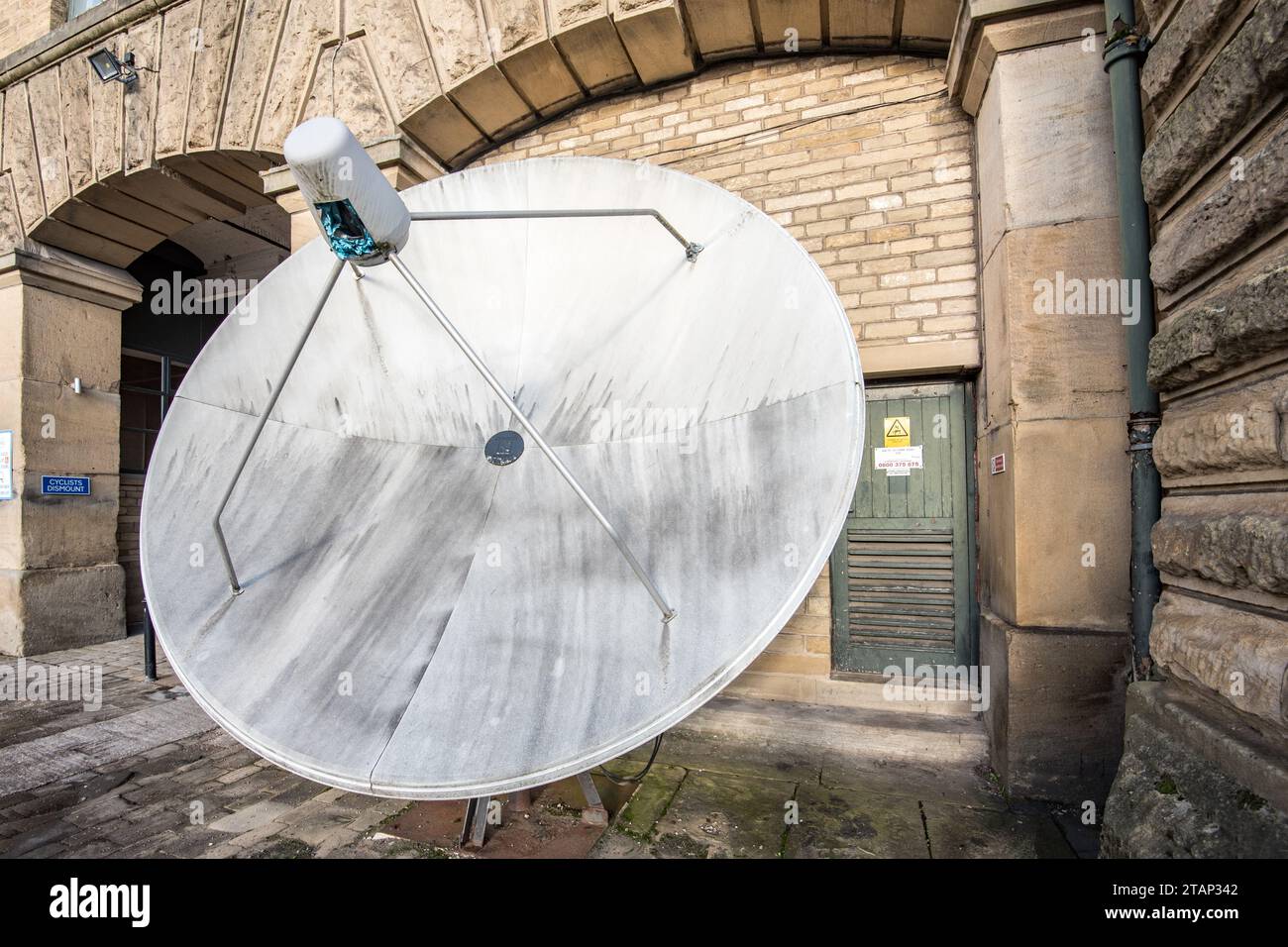 Grande, vieille antenne satellite à l'extérieur de Salts Mill, Saltaire, près de Bradford Banque D'Images