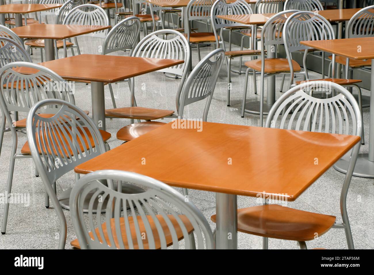 Café ou restaurant vide, rangées de tables et chaises, point de vue de perspective Banque D'Images