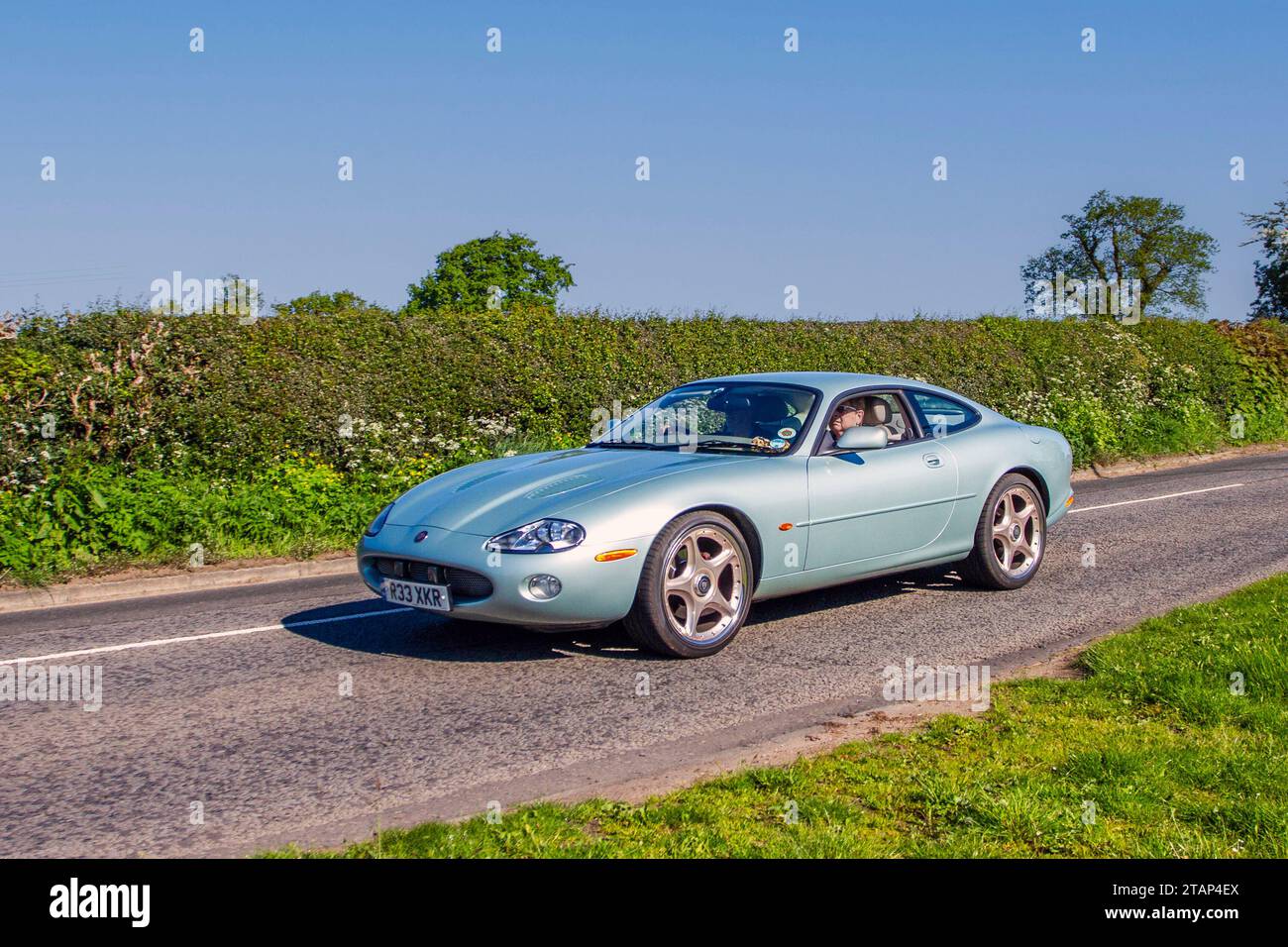 2001 Jaguar XKR Auto, V8 S / C Auto Silver car coupe essence 3996 cc ; Vintage, moteurs classiques restaurés, collectionneurs automobiles passionnés d'automobile, voitures anciennes voyageant dans le Cheshire, Royaume-Uni Banque D'Images