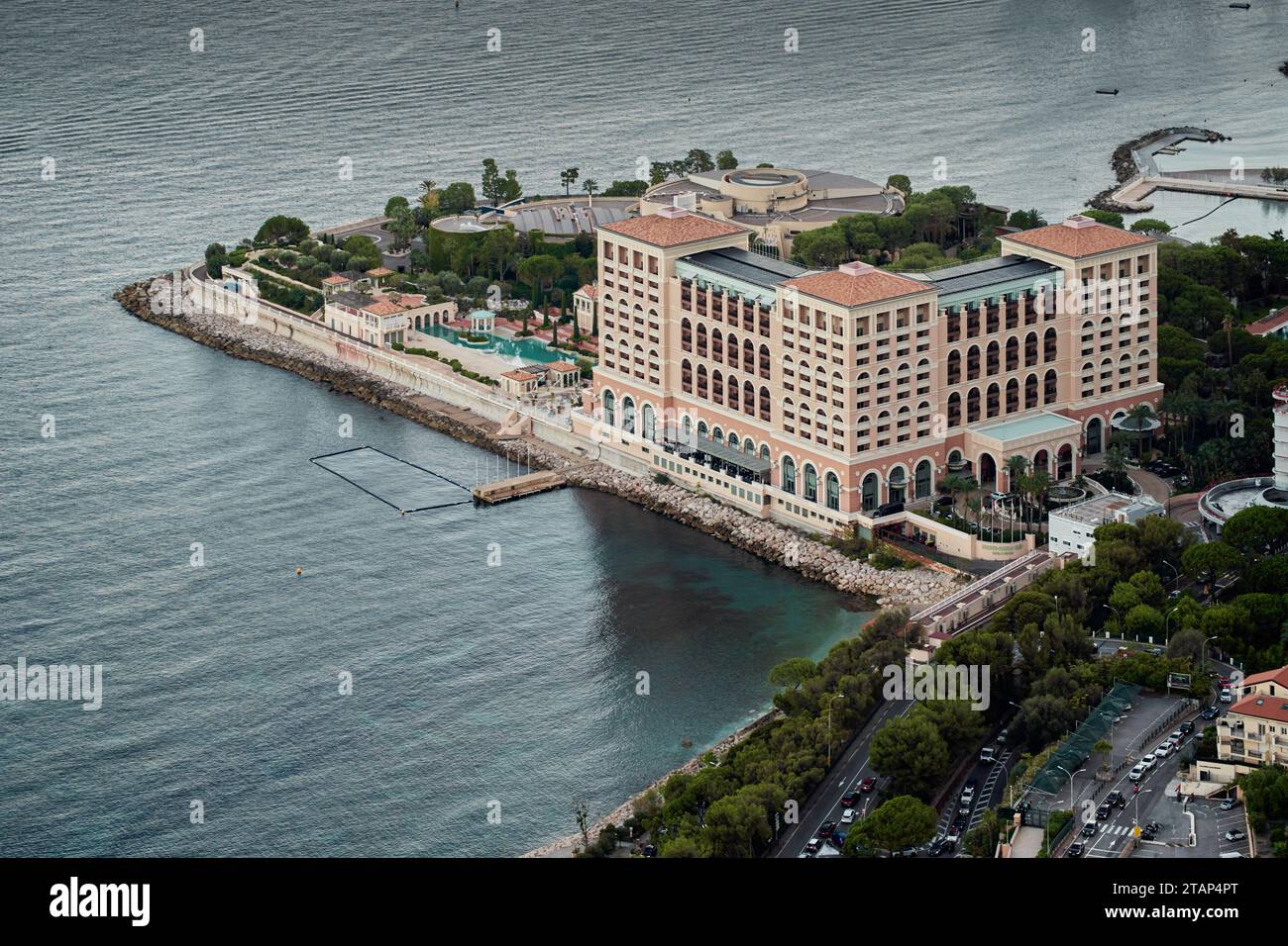 Monte Carlo, Monaco, 30 septembre 2022 - vue aérienne de l'hôtel de luxe et de la station avec de beaux jardins verdoyants ville au coucher du soleil, vue de la montagne Banque D'Images