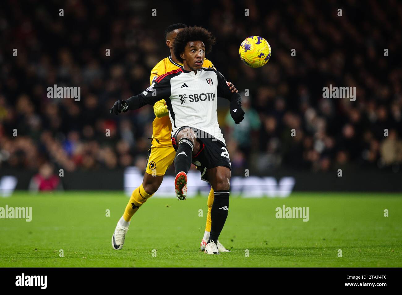 LONDRES, Royaume-Uni - 27 novembre 2023 : Willian de Fulham FC retient le défi de Nelson Semedo de Wolverhampton Wanderers lors de la Premier League matc Banque D'Images
