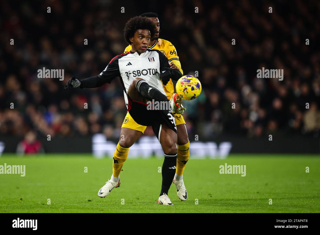 LONDRES, Royaume-Uni - 27 novembre 2023 : Willian de Fulham FC retient le défi de Nelson Semedo de Wolverhampton Wanderers lors de la Premier League matc Banque D'Images