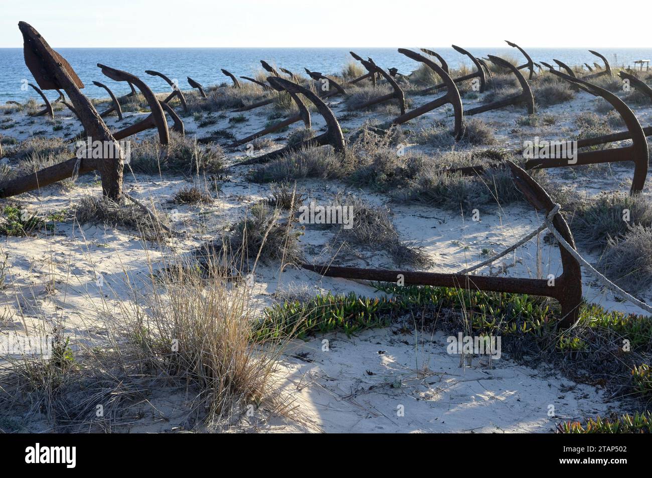 PORTUGAL, Algarve, Santa Luzia, plage Praia do Barril, Cemiterio de ancoras, cimetière d'ancre, ancres abandonnées de l'ancienne installation de pêche au thon de septembre 1966 / Netz Anker Friedhof der 1966 geschlossenen Thunfischerei am Strand Praia do Barril Banque D'Images