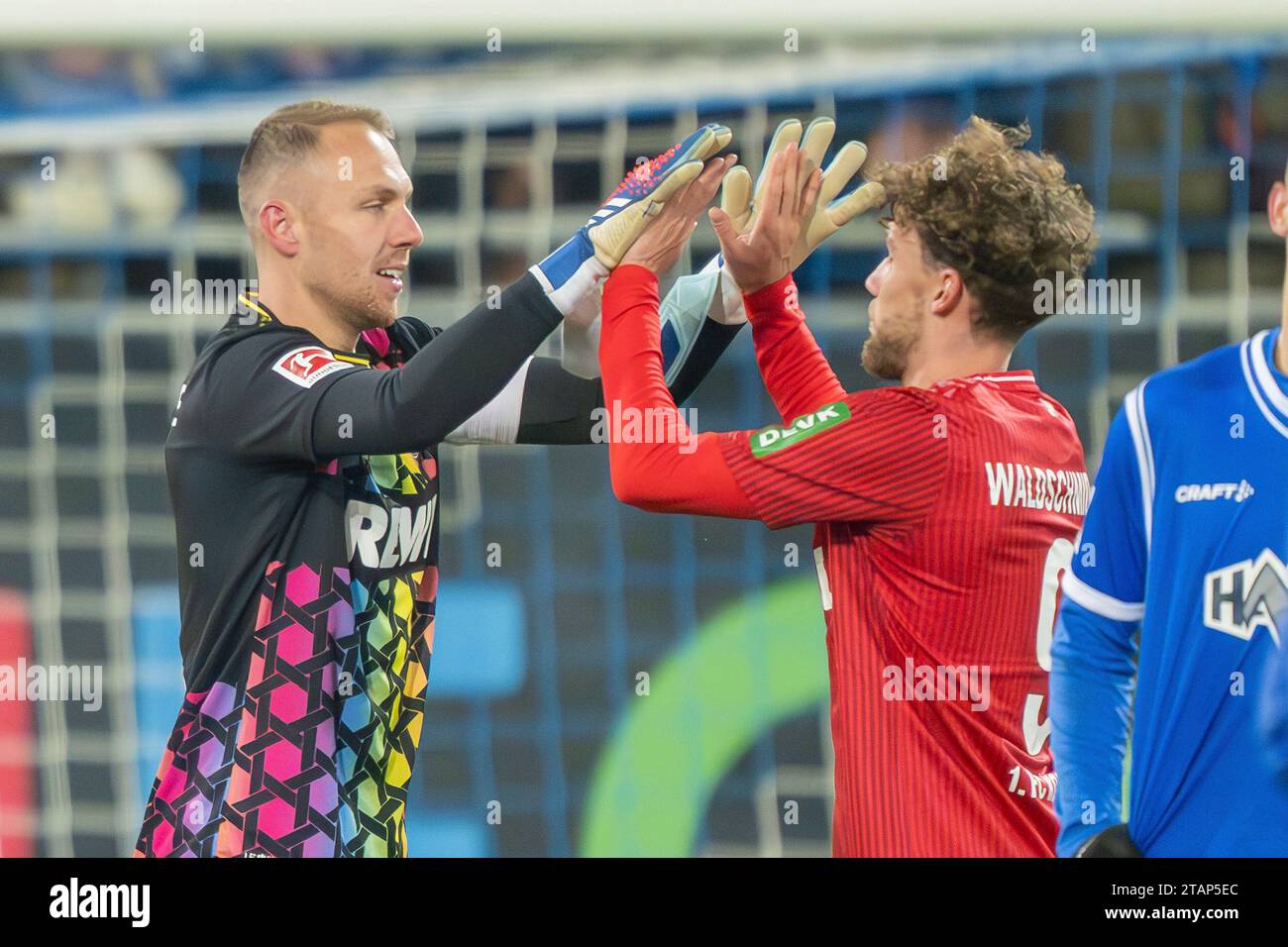 01.12.2023, Merck Stadion am Boellenfalltor, Darmstadt, GER, 1.FBL, SV Darmstadt 98 vs 1. FC Koeln, saison 2023/24, im Bild : Jubel nach dem Schlusspfiff Jubel ; jubelt ; jubeln ; Marvin Schwaebe (1. FC Koeln, #01) ; Luca Waldschmidt (1. FC Koeln, #09) ; Gestik, Mimik, Emotionen; Einzelaktion, Halbkörper/Halbkoerper ; Freisteller, Einzelbild, Aktion, action, Spielszene ; Foto © nordphoto GmbH/Denkinger LA RÉGLEMENTATION DFL INTERDIT TOUTE UTILISATION DE PHOTOGRAPHIES COMME SÉQUENCES D'IMAGES ET/OU QUASI-VIDÉO Banque D'Images