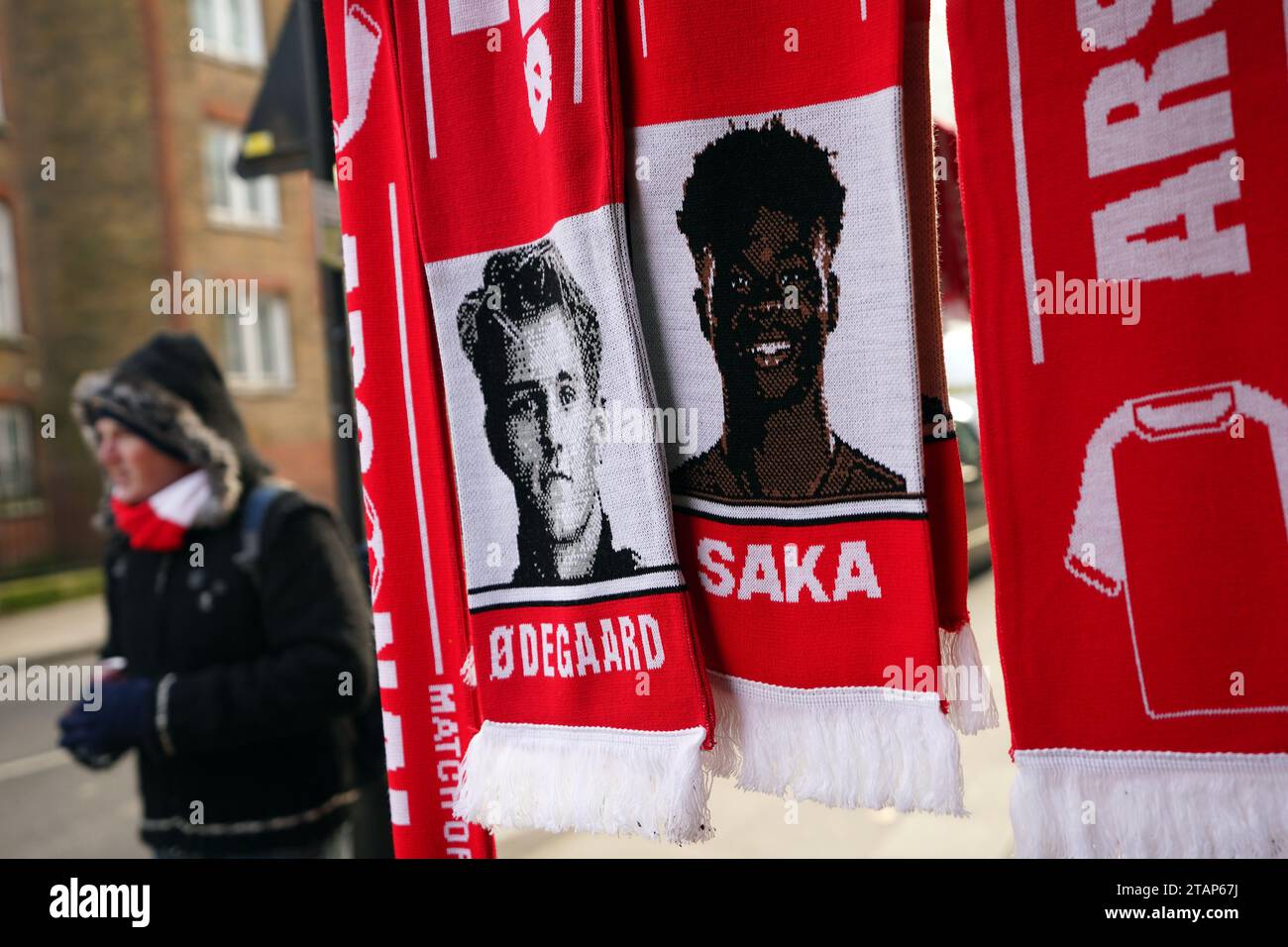 Un stand de marchandises à l'extérieur du terrain vendant des écharpes de Bukayo Saka et Martin Odegaard d'Arsenal avant le match de Premier League à l'Emirates Stadium, Londres. Date de la photo : Samedi 2 décembre 2023. Banque D'Images