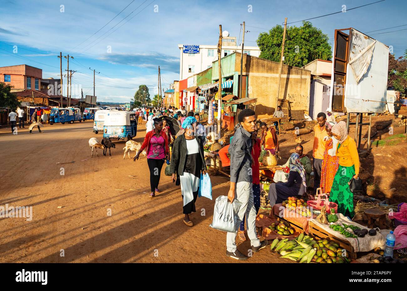 Vendeurs routiers dans la ville de METU, Ethopia Banque D'Images