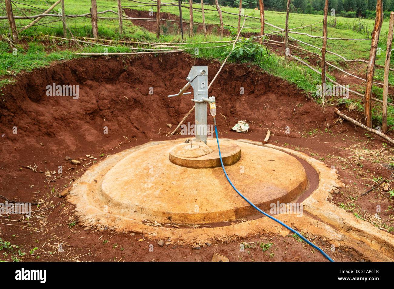 Une pompe à main utilisée pour irriguer des terres dans une zone rurale reculée à Illubabor, en Éthiopie Banque D'Images