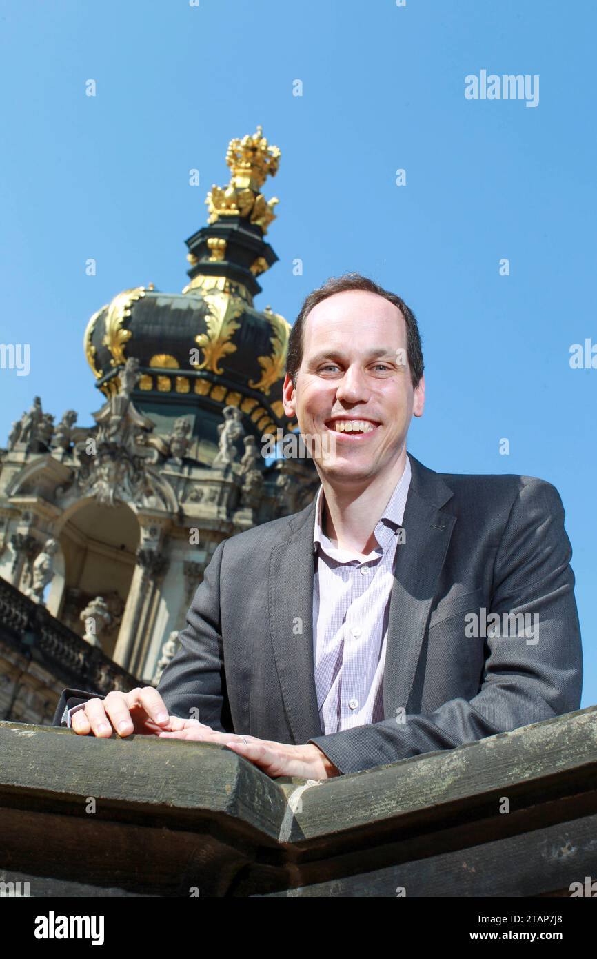 02.09.2011, Deutschland, Sachsen, Dresden, Porträt von Dr. Michael Korey, Konservator der Staatlichen Kunstsammlungen Dresden im Mathematisch-Physikalischen salon des Dresdner Zwingers, hier im Innenhof des Dresdner Zwingers vor dem Kronentor fotografiert *** 02 09 2011, Allemagne, Saxe, Dresden, Dresden conservateur des Collections d'art d'État de Dresde dans le salon de physique mathématique du Zwinger de Dresde, photographié ici dans la cour intérieure du Zwinger de Dresde devant la porte de la Couronne crédit : Imago/Alamy Live News Banque D'Images