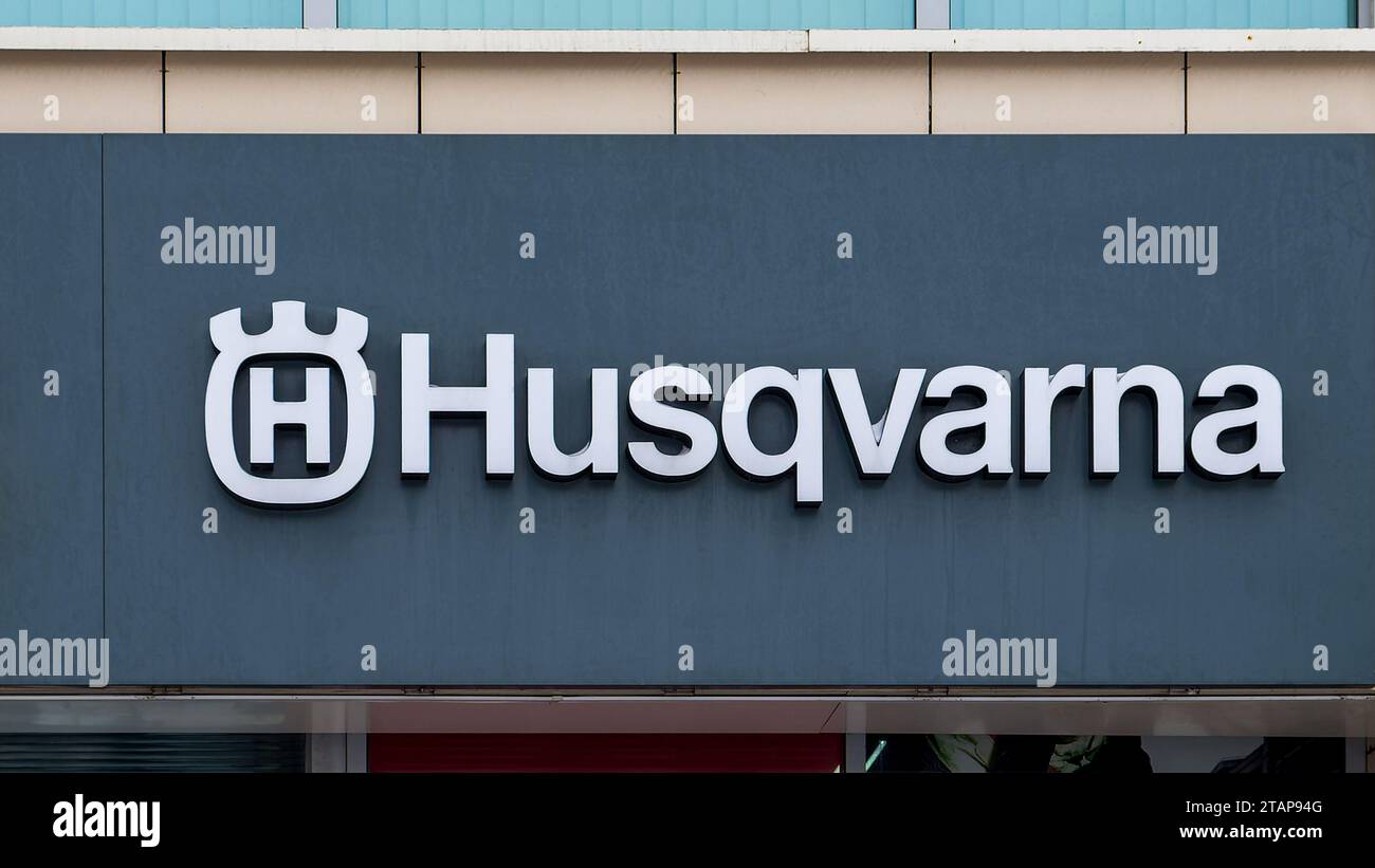 Minsk, Biélorussie - 02 décembre 2023 : signalisation Husqvarna et logo sur le bâtiment Banque D'Images