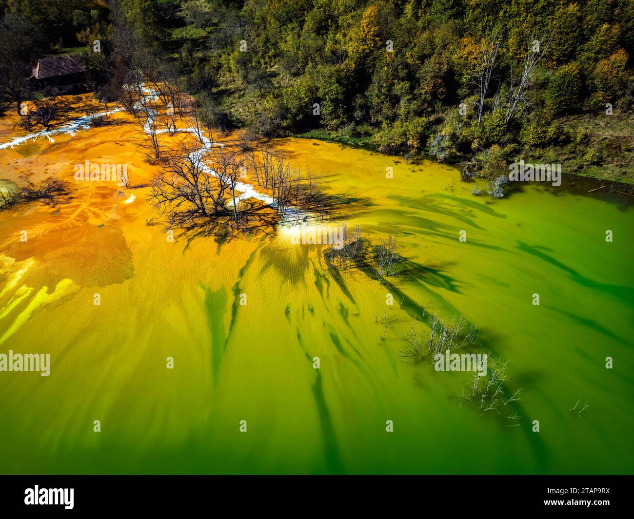 Schémas abstraits formés de déchets toxiques provenant des opérations d'extraction du cuivre et de l'or. Photo drone prise le 14 octobre 2023 sur le lac Geamana, près de RO Banque D'Images