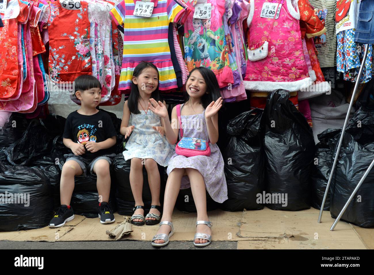 HONG KONG - AVR 23, 2016 : enfants dans une boutique au Ladies Market à Hong Kong. Banque D'Images